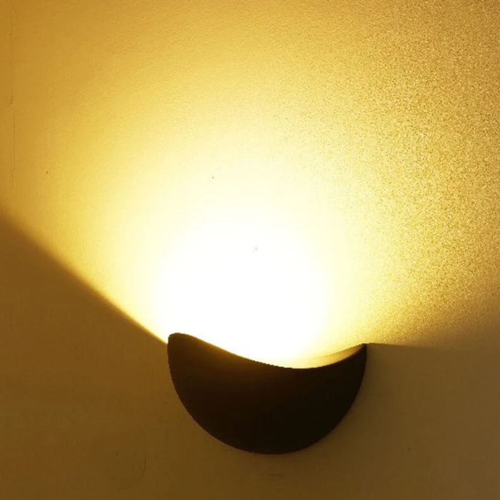 Half-Moon Aluminum LED Sconce – 5W Low-Profile Fixture for Bedroom, Hallway & Porch – IP65 Weatherproof Wall Lighting 3000K-5000K | Thomler