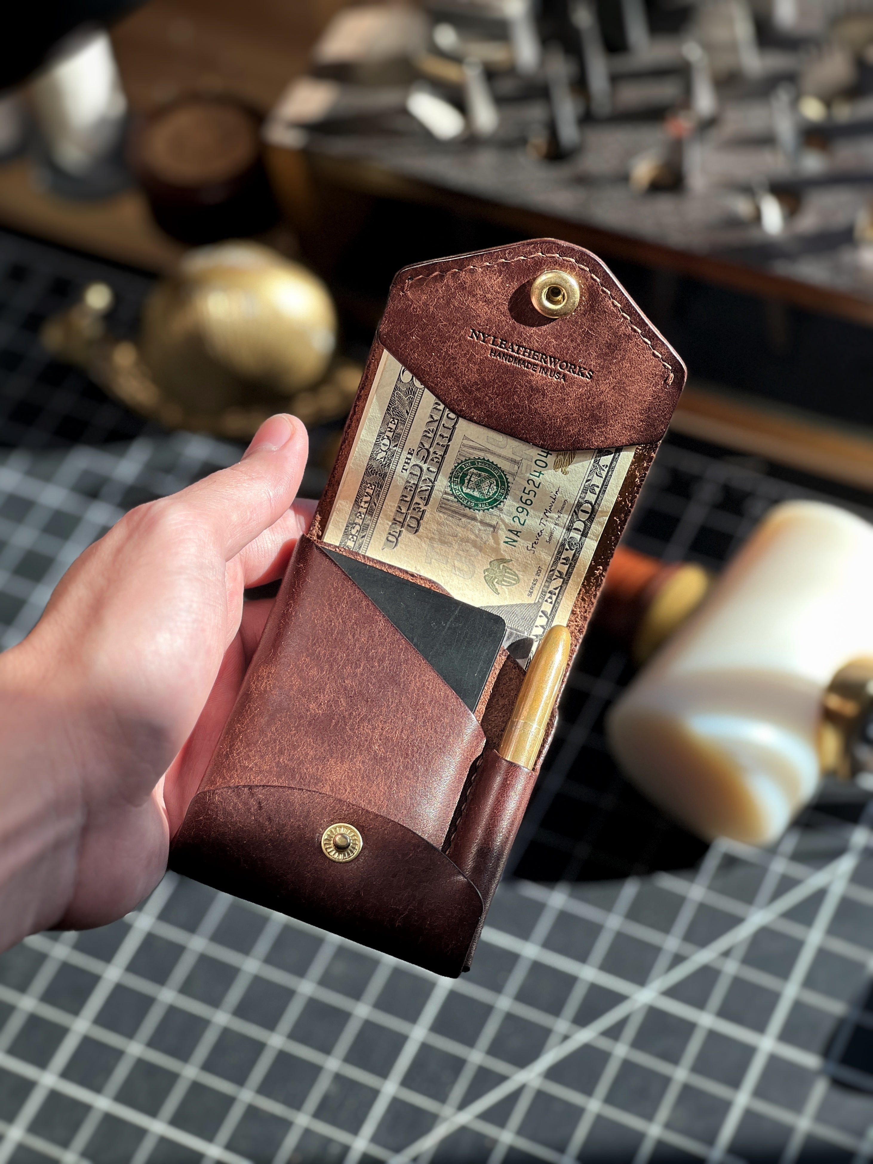 Slim Bifold Leather Wallet with Built-In Pen Holder – Vegetable-Tanned Cowhide Card Case for Men & Women | Thomler