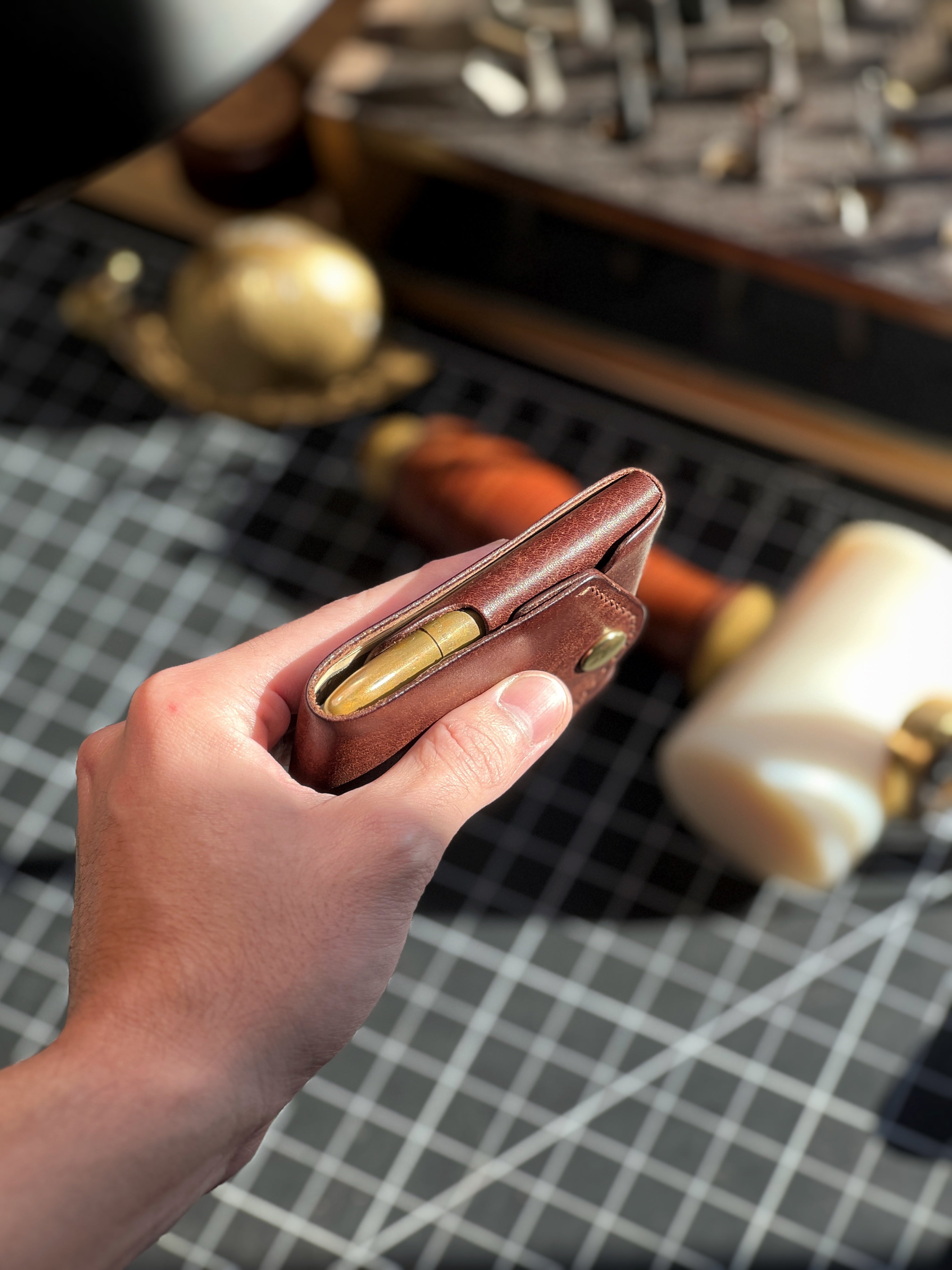Slim Bifold Leather Wallet with Built-In Pen Holder – Vegetable-Tanned Cowhide Card Case for Men & Women | Thomler