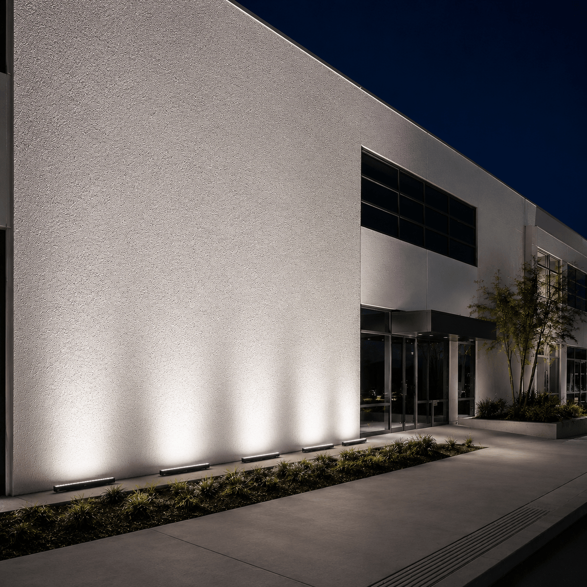 Outdoor Architectural Linear LED Fixture – Weather-Resistant Accent Lighting for Building Facades | Thomler