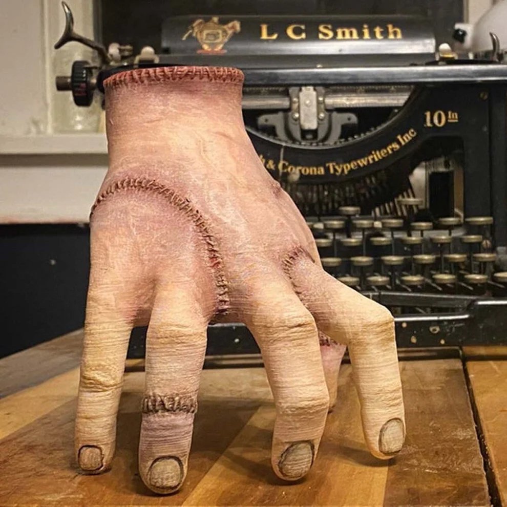 Severed Hand Decoration – Realistic Latex Crawling Appendage for Gothic Parties & Dark Cosplay | Thomler