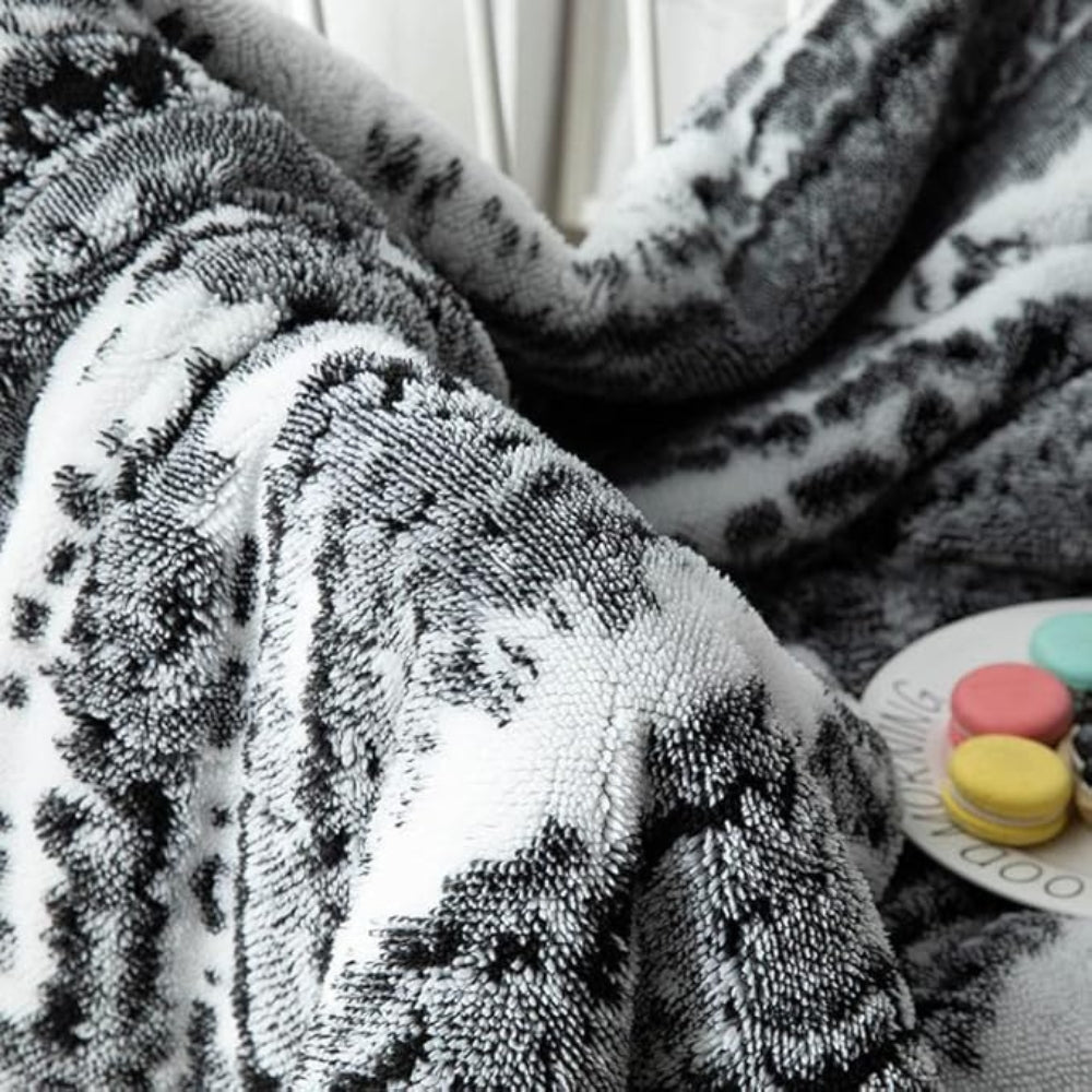 Reversible Dual-Layer Throw with Jacquard Texture & Plush Fleece Lining – Lightweight Couch or Bed Blanket for Year-Round Comfort | Thomler