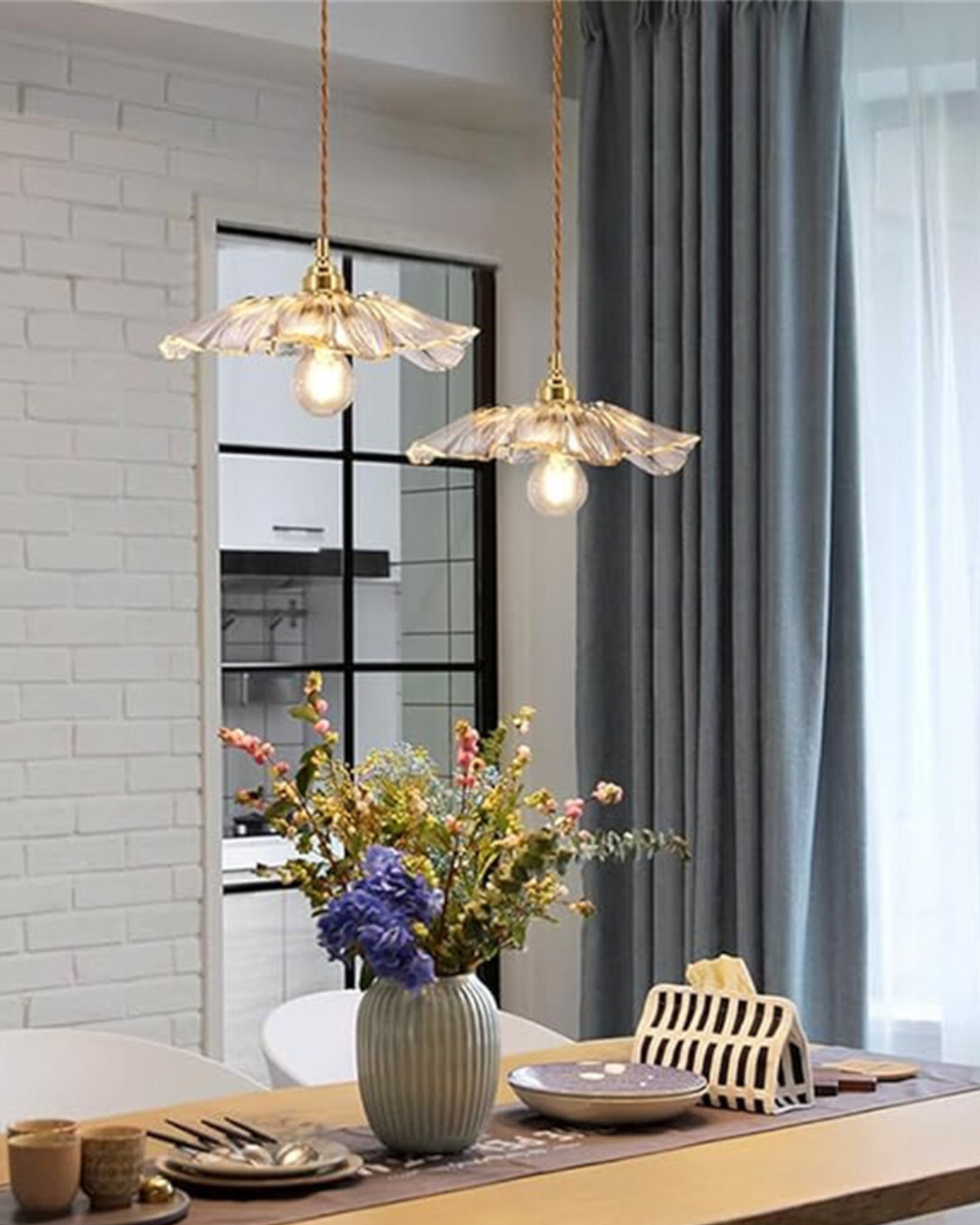 Sculpturale glazen hanglamp met messing fitting en warm licht – artistieke design plafondlamp voor eetkamer en woonkamer | Sansoti
