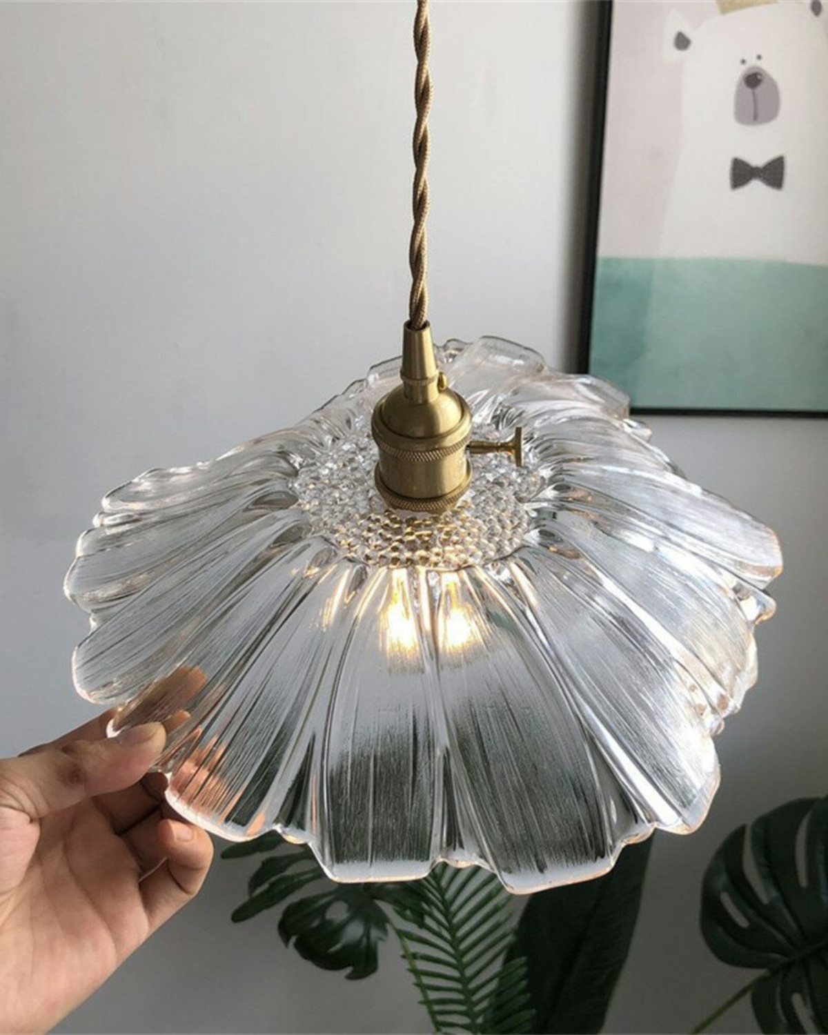 Sculpturale glazen hanglamp met messing fitting en warm licht – artistieke design plafondlamp voor eetkamer en woonkamer | Sansoti