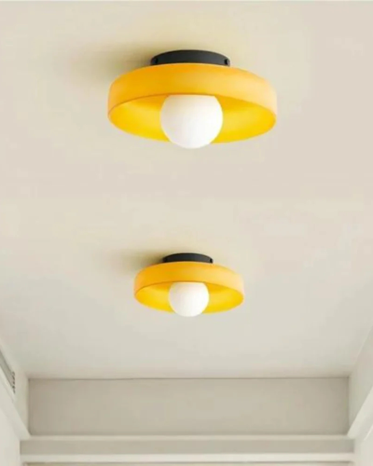 Moderne ronde plafondlamp van glas en ijzer – minimalistische designlamp voor woonkamer en slaapkamer met warme lichtkleur | Sansoti