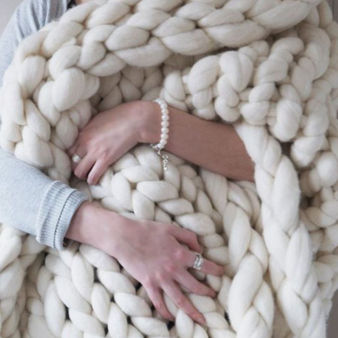 Chunky Knit Wearable Throw Blanket for Women – Cozy Oversized Shawl Wrap with Sleeves – Soft Cable Knit Design for Couch, Outdoor Evening | Thomler