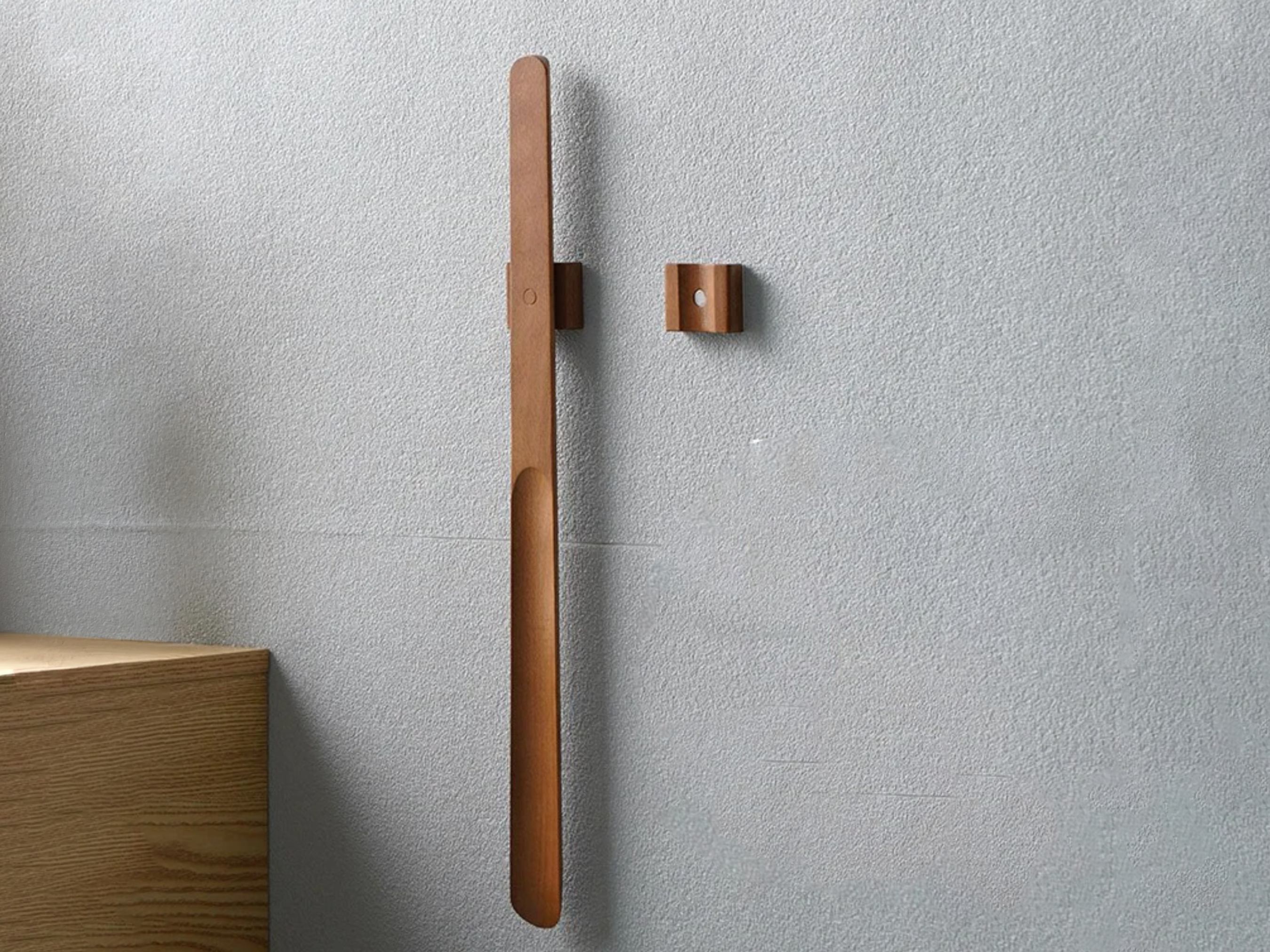 Magnetic Beech Wood Shoehorn with Wall Mount 22-Inch Extended Handle for Easy Access | Thomler