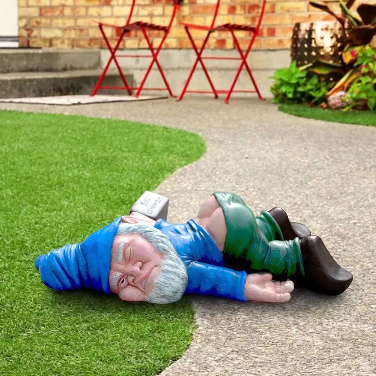Tipsy Garden Gnome Statue with Bottle – Resin Outdoor Figurine for Yard Patio Porch – Funny Drunk Gnome Lawn Ornament Weather-Resistant | Thomler