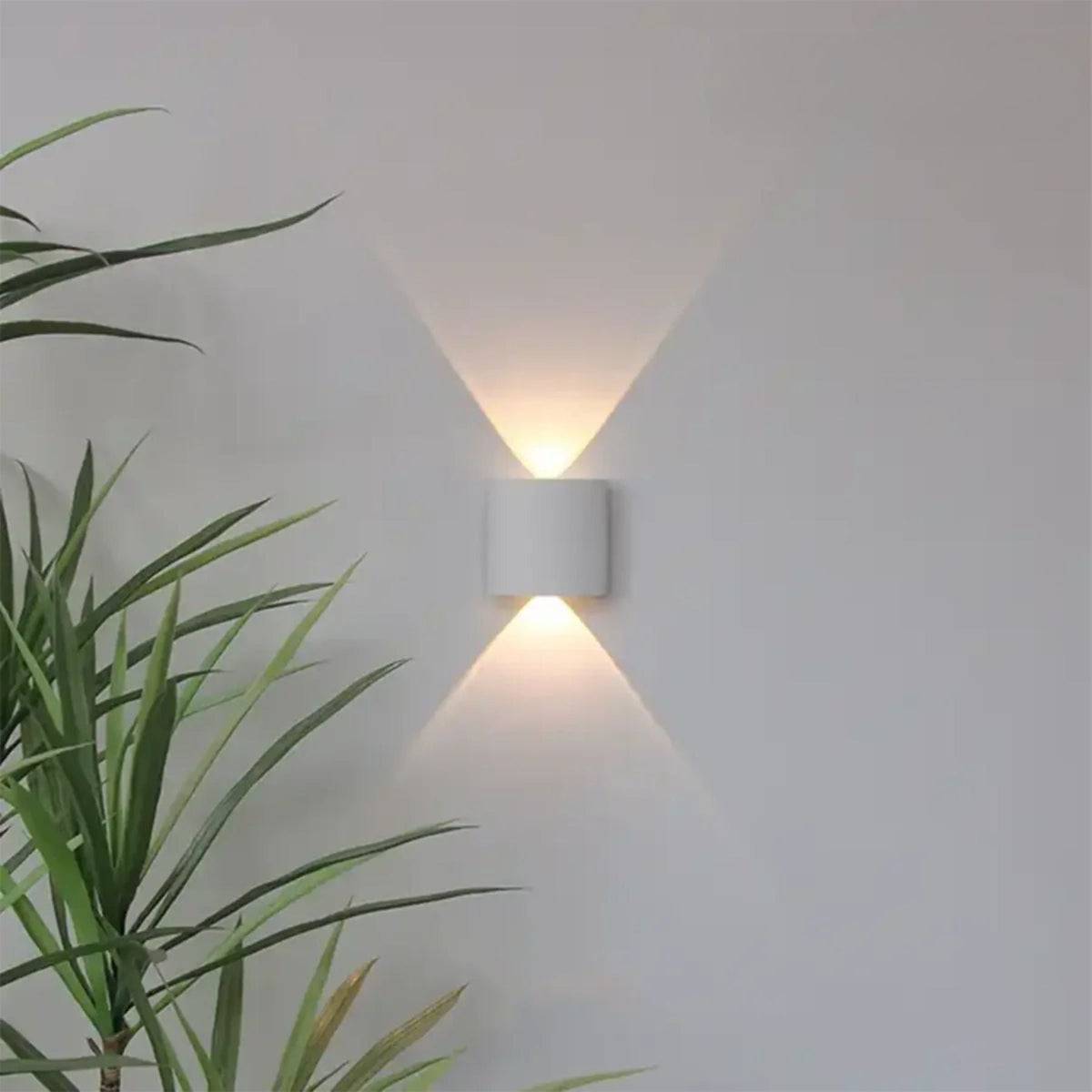Modern LED Wall Sconce for Indoor & Outdoor Use – Sleek IP65 Weatherproof Fixture in White or Black Finish | Thomler