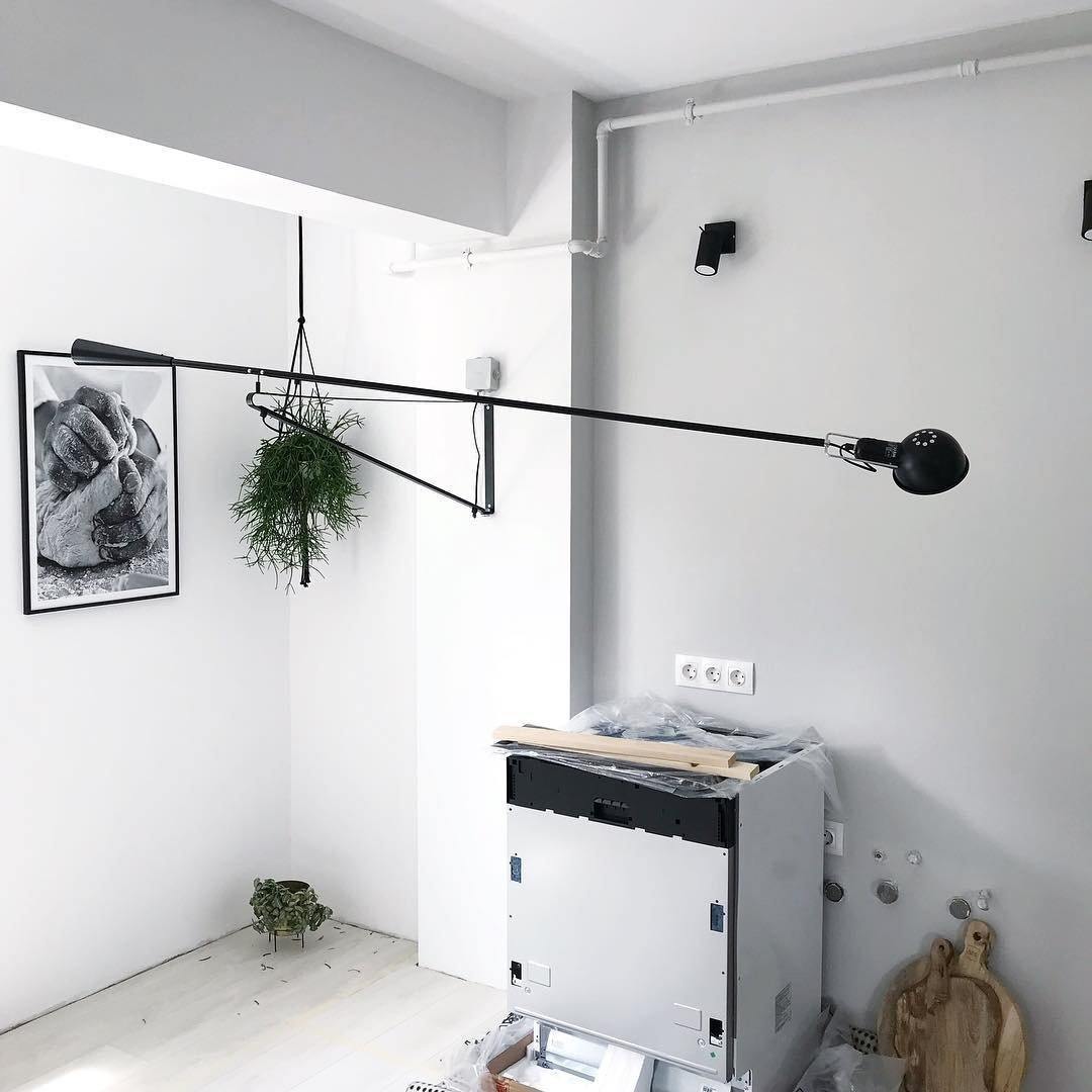 Articulated Metal Wall Light – Rotating Arm Industrial Sconce with Iron Counterweight for Living Room, Office & Commercial Spaces | Thomler