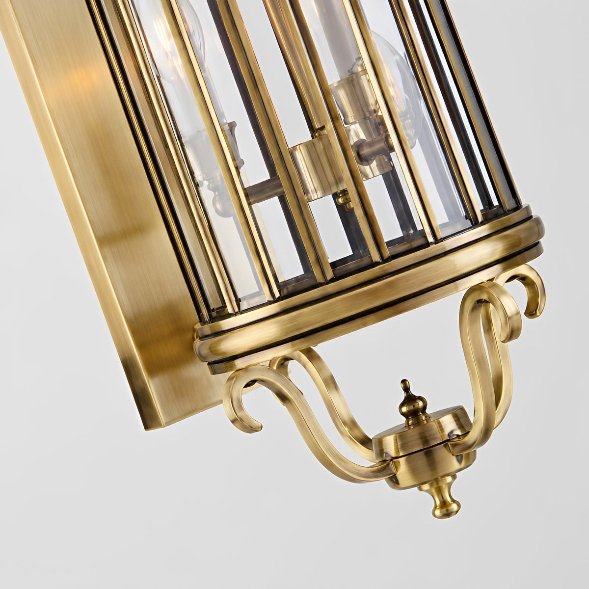 Antique Brass Glass Lantern Sconce for Outdoor Entryways – IP65 Weatherproof LED Fixture for Home Facades & Patios | Thomler