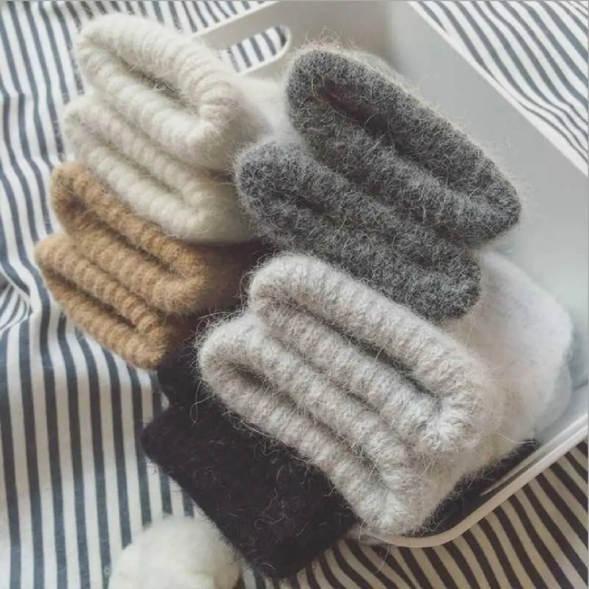 Plush Fleece-Lined Hand Warmers for Women – Soft Full-Finger Winter Gloves in Solid Colors | Thomler