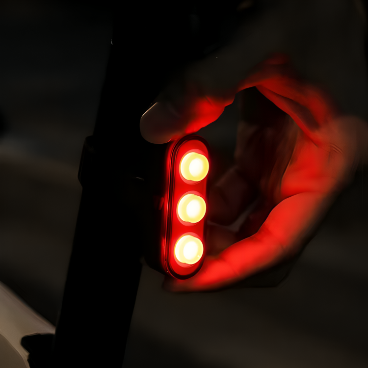 Motion-Sensing Bike Tail Light with Auto Brake Alert – Rechargeable Rear Safety LED for Road & Mountain Bikes | Thomler