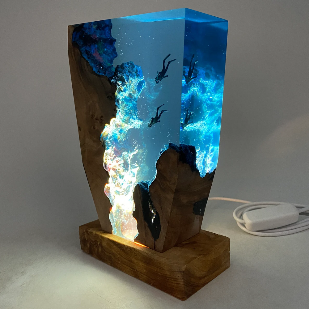 Ocean Scene Resin Night Light with Diver Figurines – USB Desk Lamp for Bedrooms & Offices | Thomler