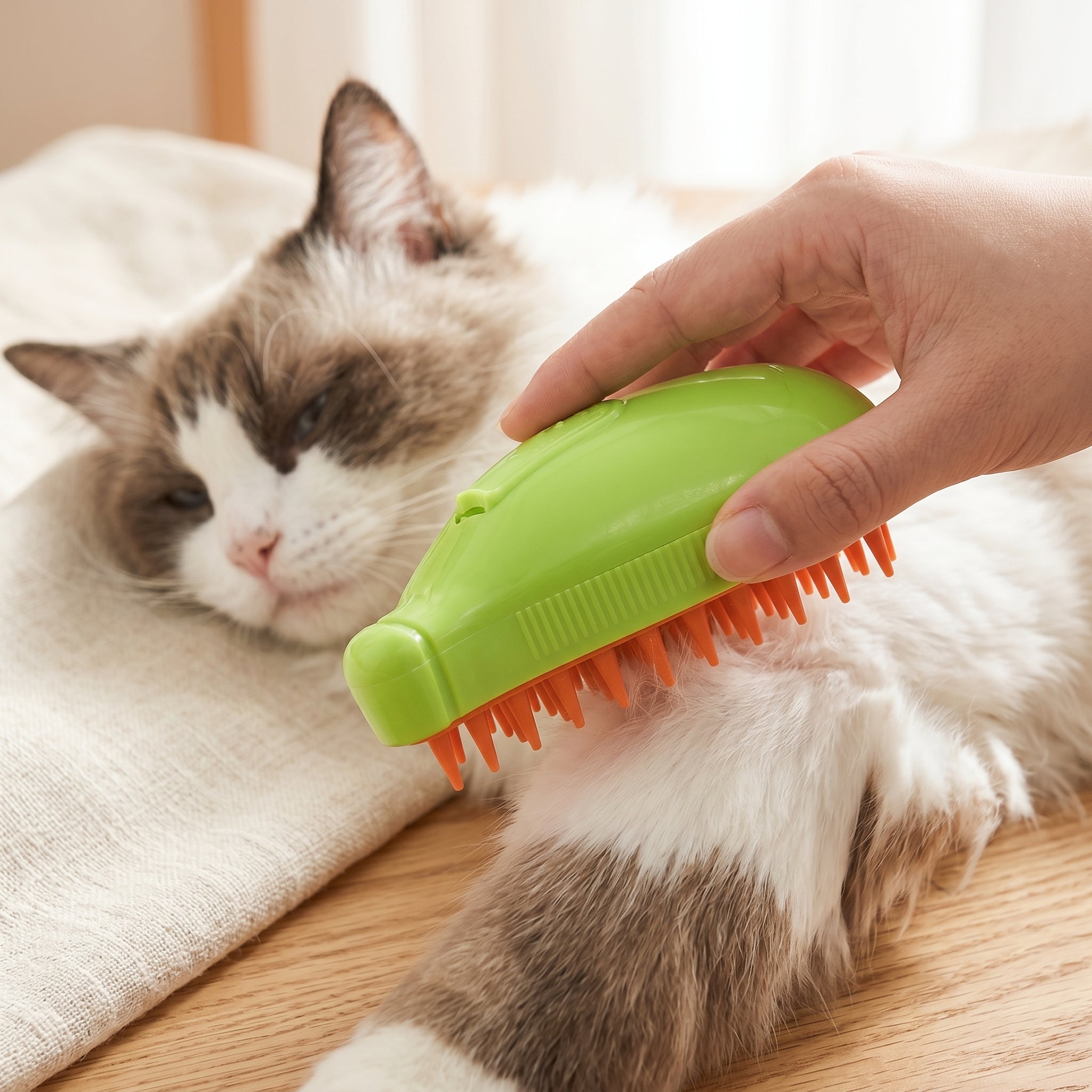 Hydrating Spray Pet Brush for Dogs & Cats with Detangling Mist Function for Long Fur Coat Care | Thomler