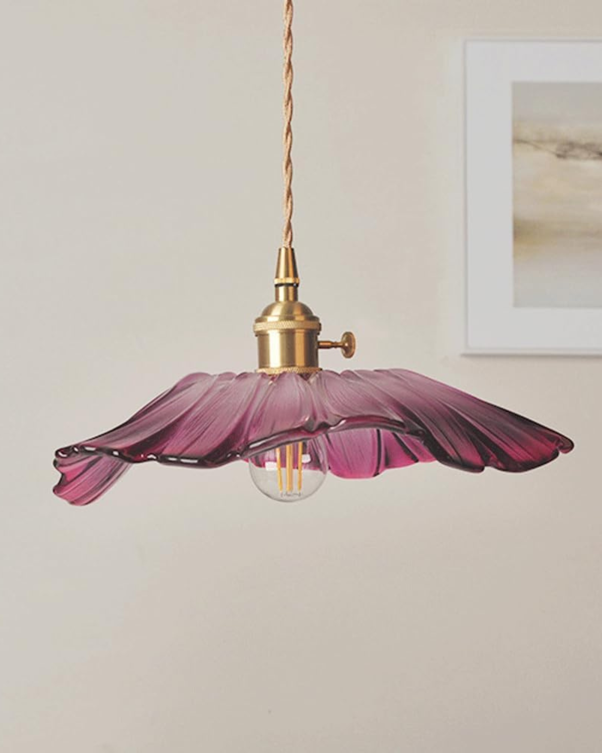 Sculpturale glazen hanglamp met messing fitting en warm licht – artistieke design plafondlamp voor eetkamer en woonkamer | Sansoti