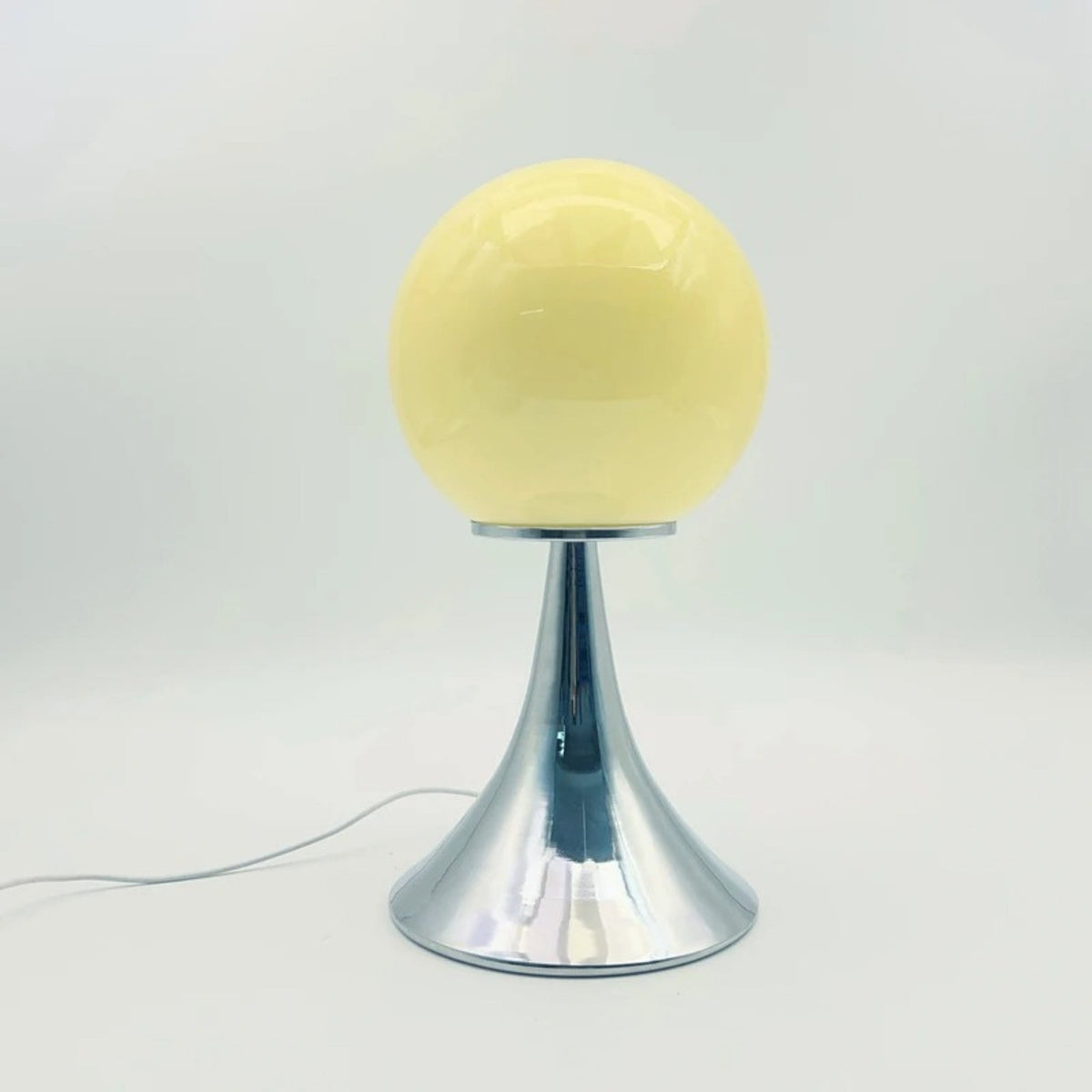 Modern Globe Desk Lamp with Metal Stand – Bedside Accent Lighting for Living Room & Bedroom | Thomler