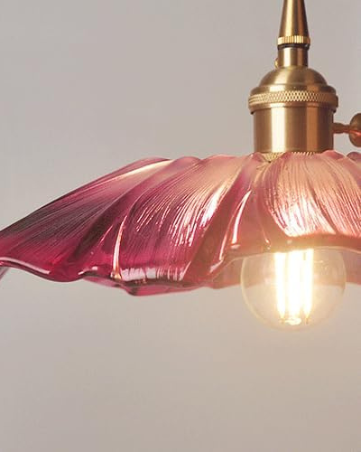 Sculpturale glazen hanglamp met messing fitting en warm licht – artistieke design plafondlamp voor eetkamer en woonkamer | Sansoti