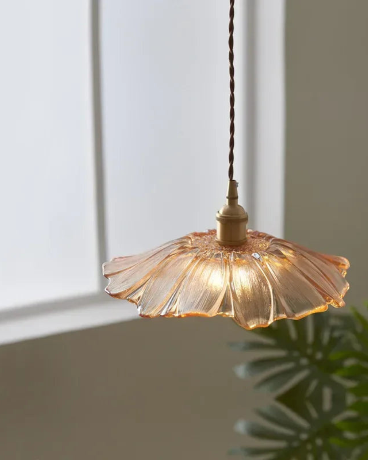 Sculpturale glazen hanglamp met messing fitting en warm licht – artistieke design plafondlamp voor eetkamer en woonkamer | Sansoti