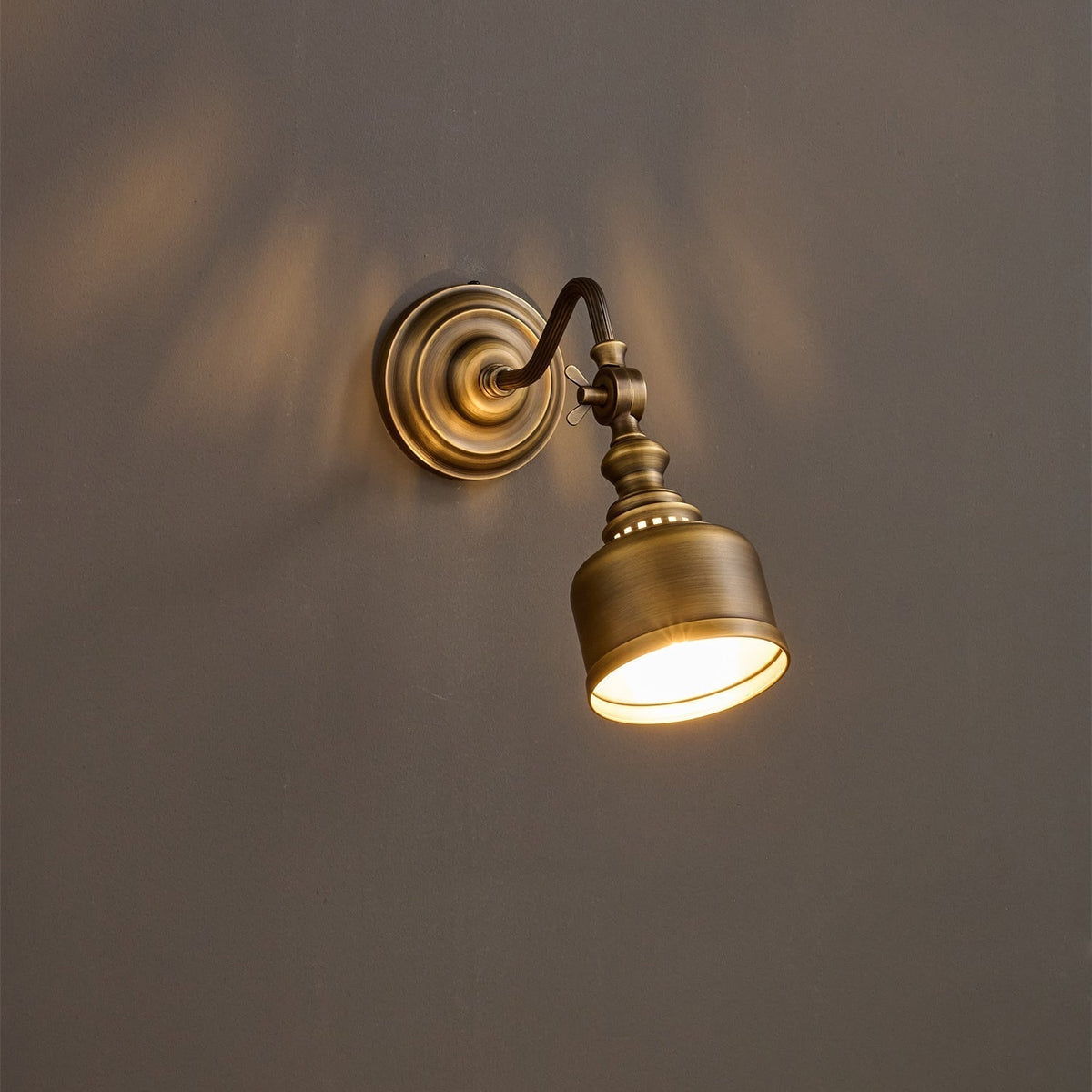 Adjustable Brass Wall Reading Light with Antique Finish – Flexible Sconce for Bedroom & Study | Thomler