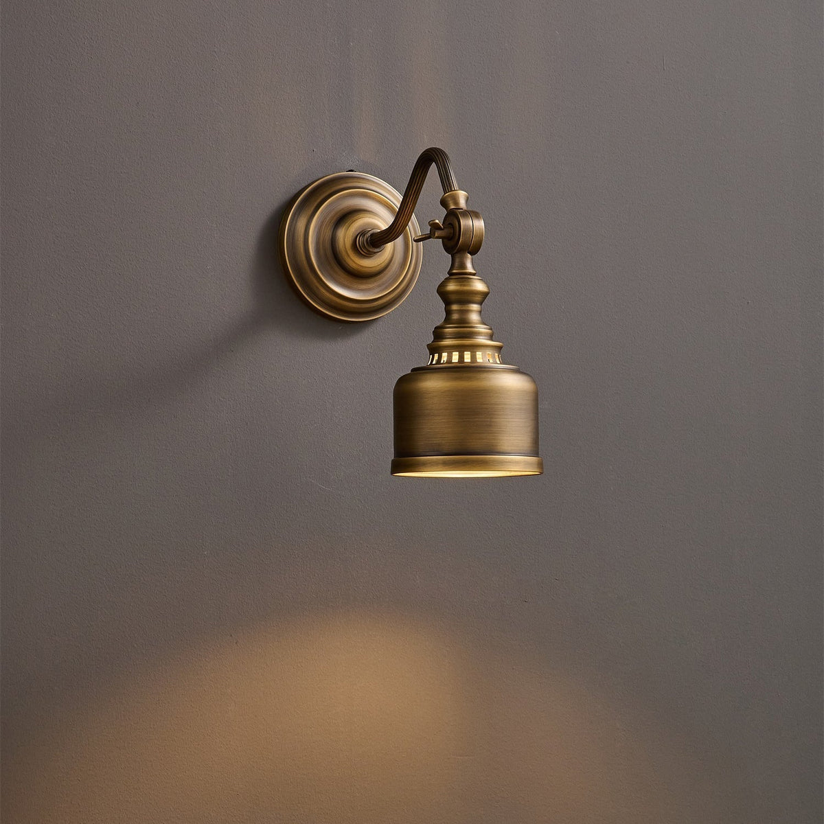 Adjustable Brass Wall Reading Light with Antique Finish – Flexible Sconce for Bedroom & Study | Thomler