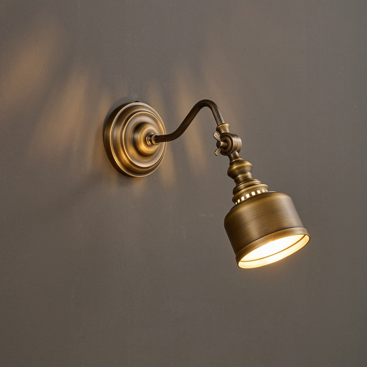 Adjustable Brass Wall Reading Light with Antique Finish – Flexible Sconce for Bedroom & Study | Thomler