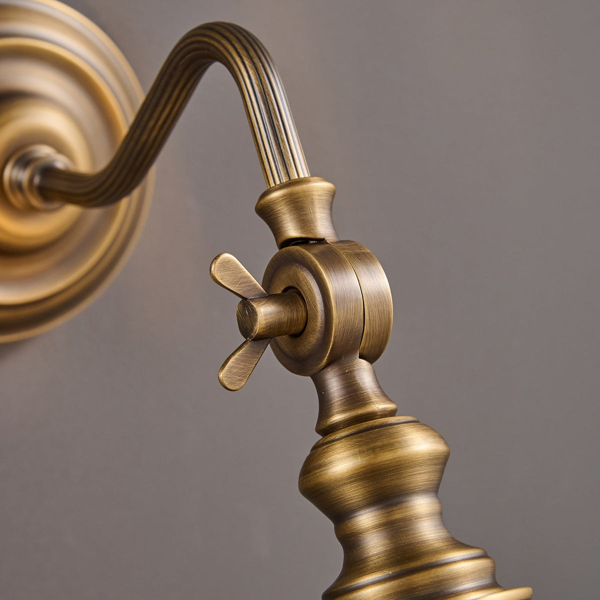 Adjustable Brass Wall Reading Light with Antique Finish – Flexible Sconce for Bedroom & Study | Thomler