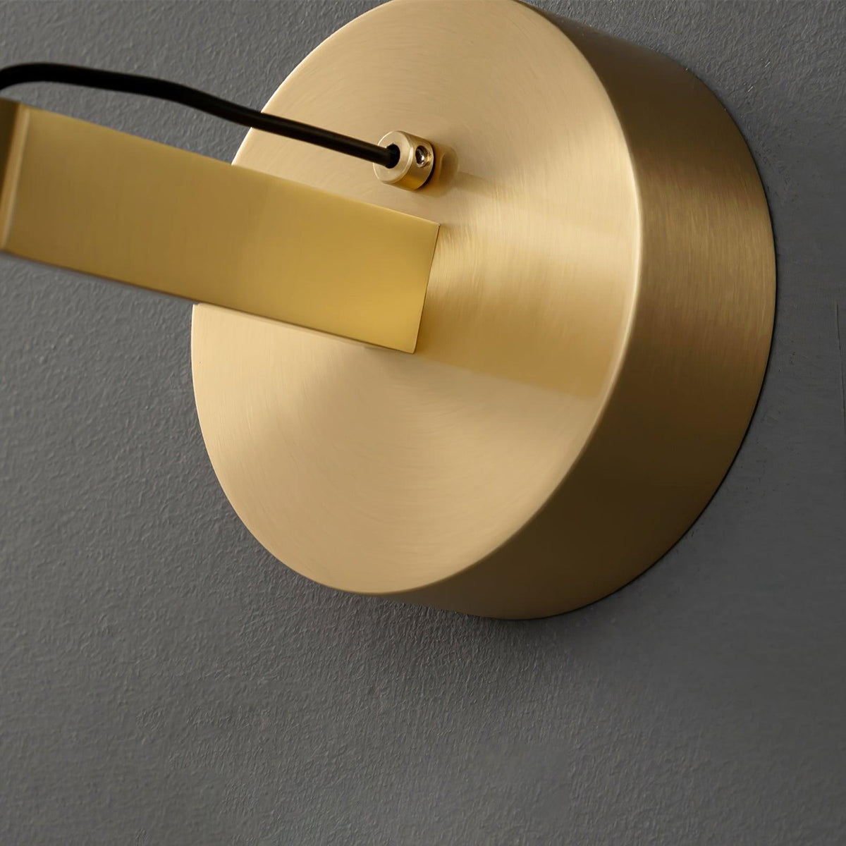 Modern Minimalist Vertical Bar LED Wall Sconce – Brass or Black Finish | Thomler