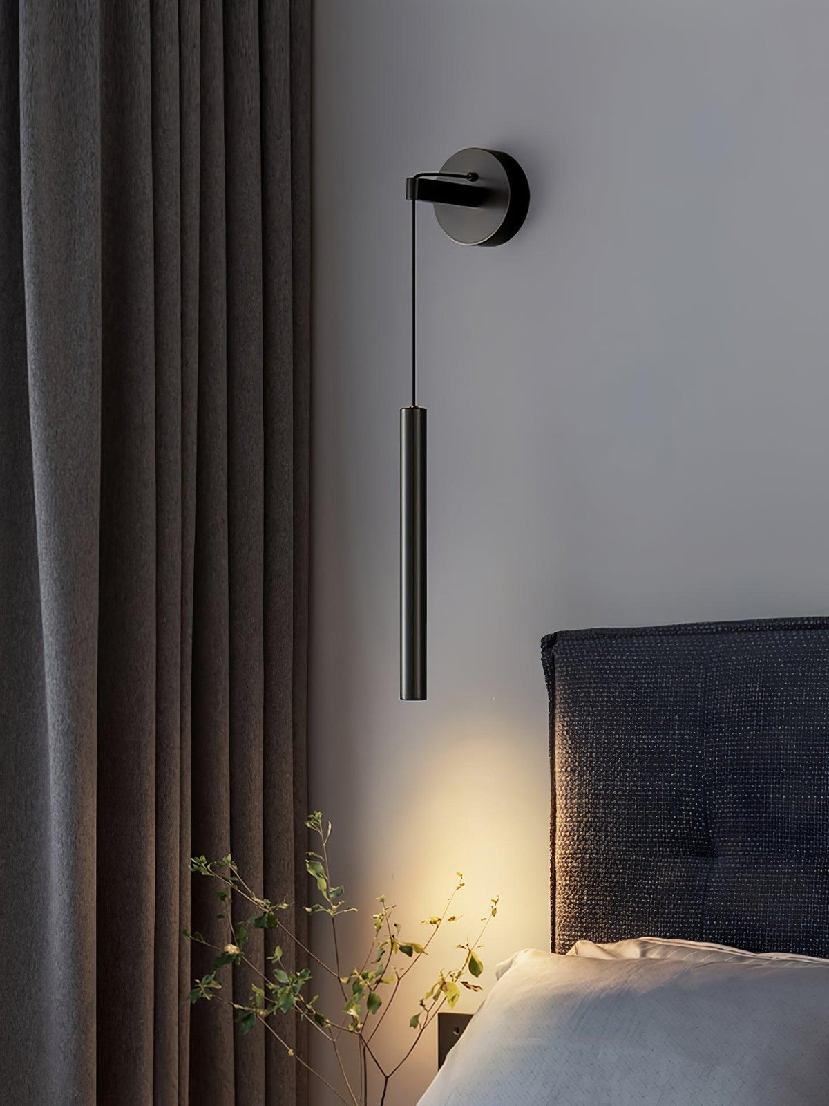 Modern Minimalist Vertical Bar LED Wall Sconce – Brass or Black Finish | Thomler
