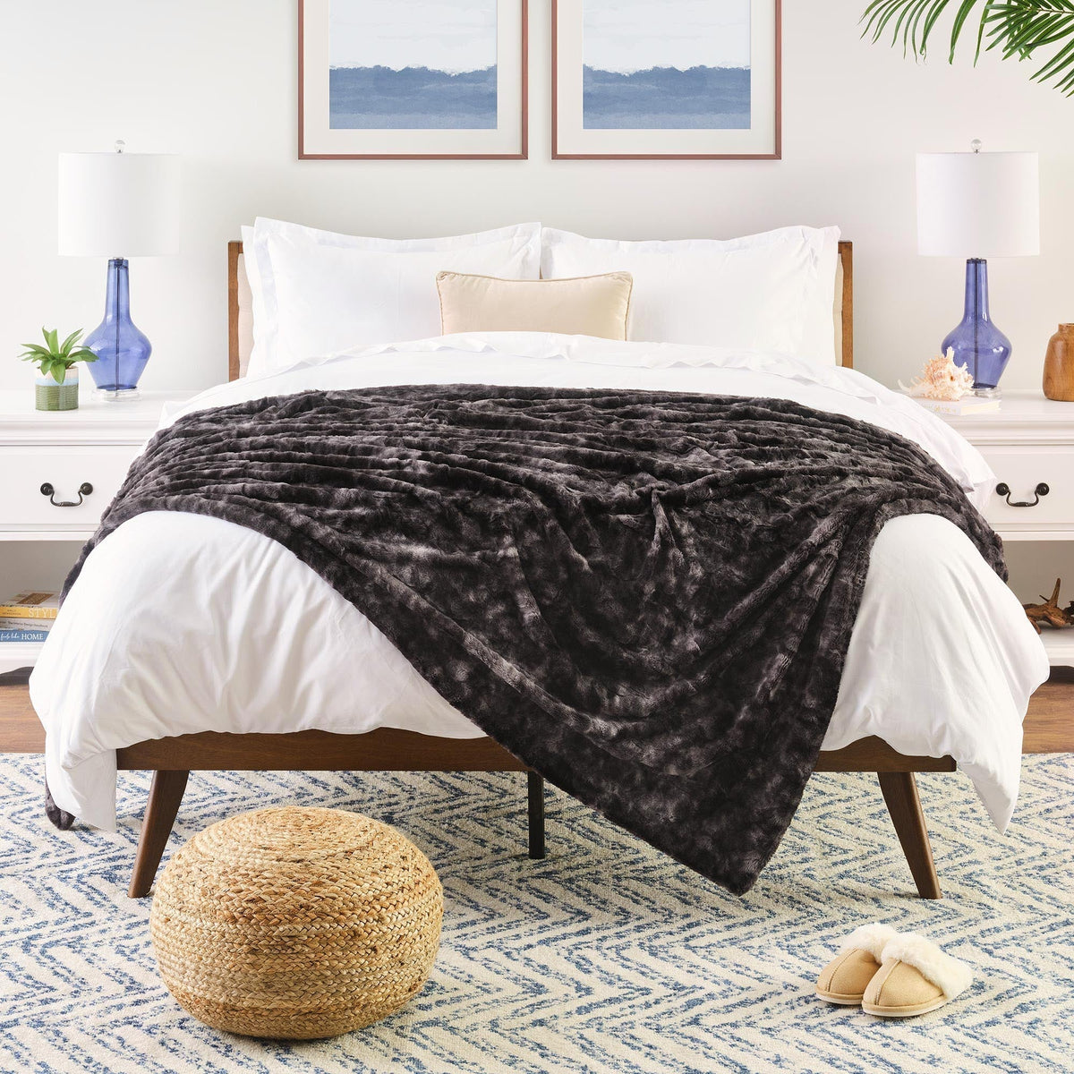 Reversible Oversized Faux Fur Wolf Throw Blanket – Premium Soft Microfiber for Couch, Bed & Chairs | Thomler