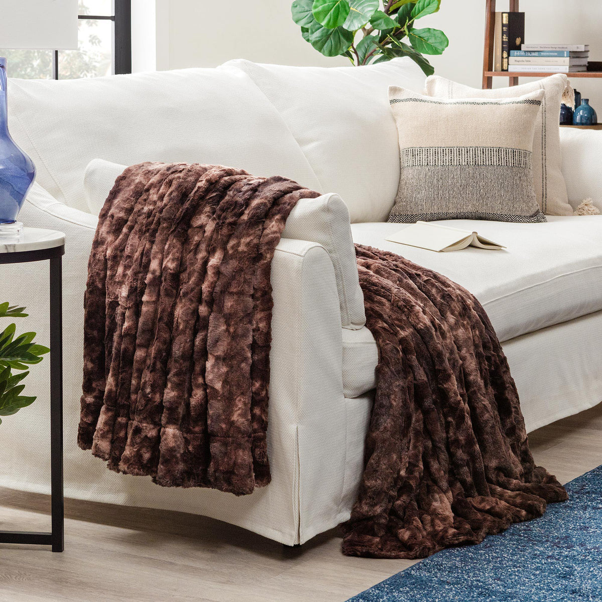 Reversible Oversized Faux Fur Wolf Throw Blanket – Premium Soft Microfiber for Couch, Bed & Chairs | Thomler