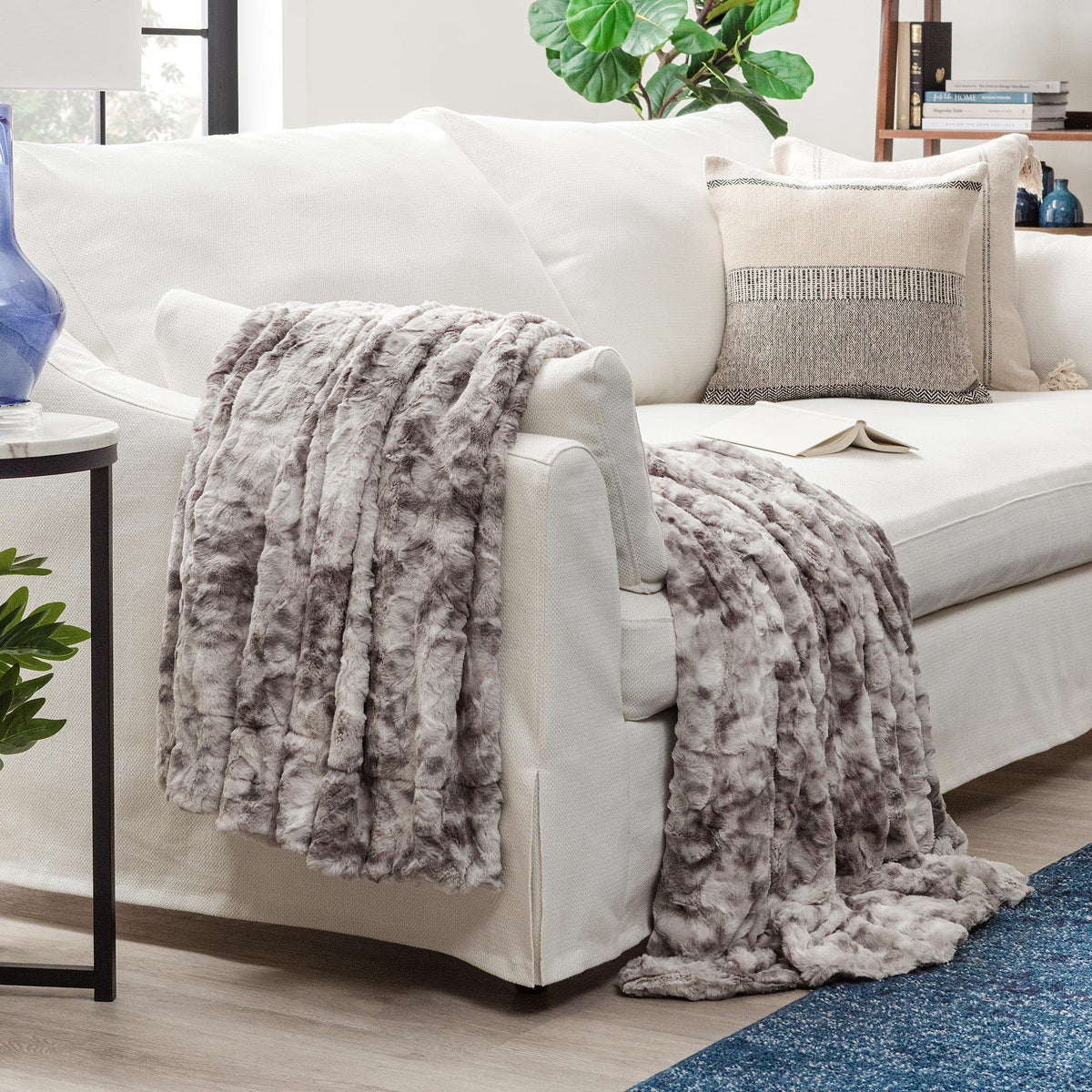 Reversible Oversized Faux Fur Wolf Throw Blanket – Premium Soft Microfiber for Couch, Bed & Chairs | Thomler