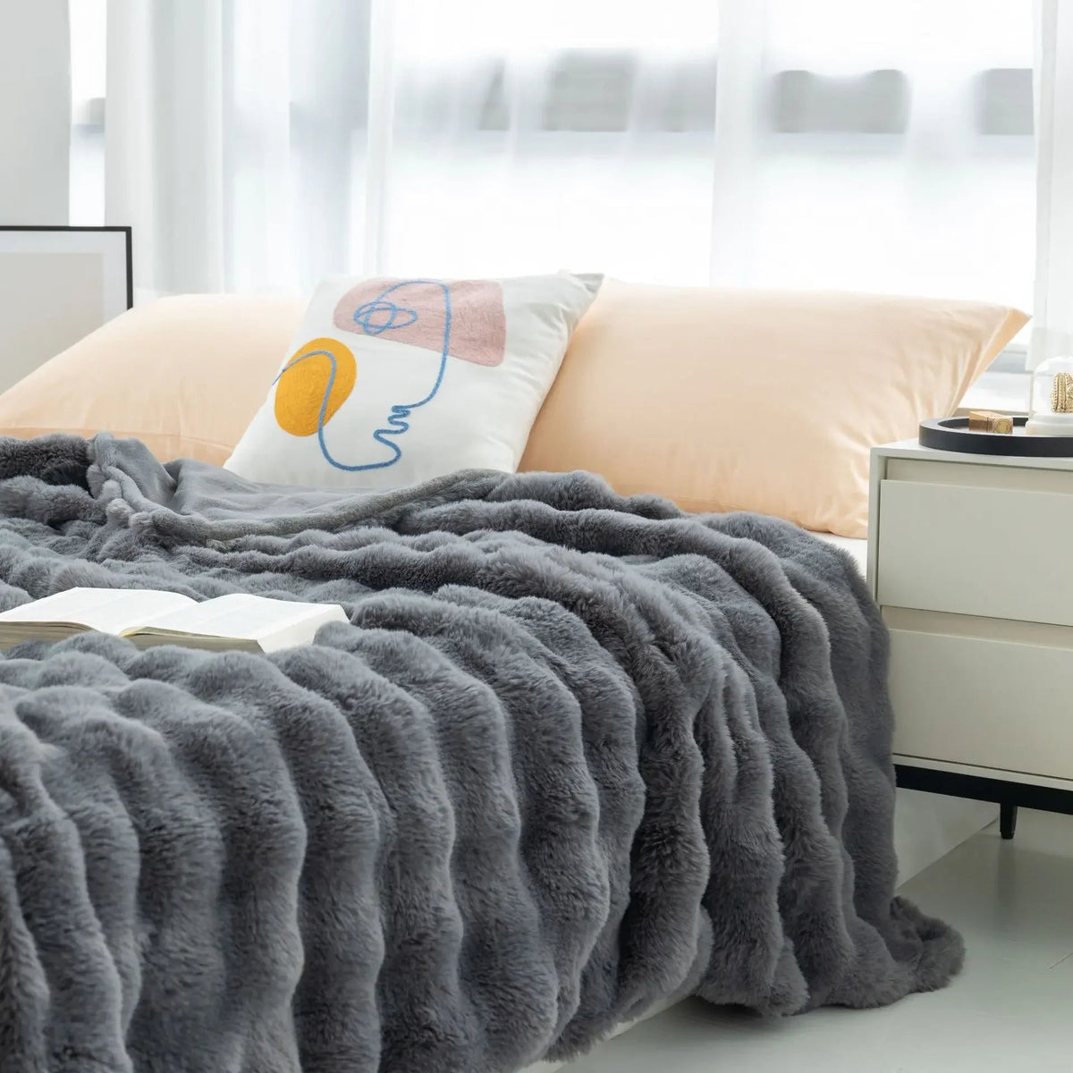 Plush Double-Sided Fleece Throw Blanket – Soft Polyester Layer for Couch, Sofa & Bedroom Use – Machine Washable in Multiple Sizes | Thomler