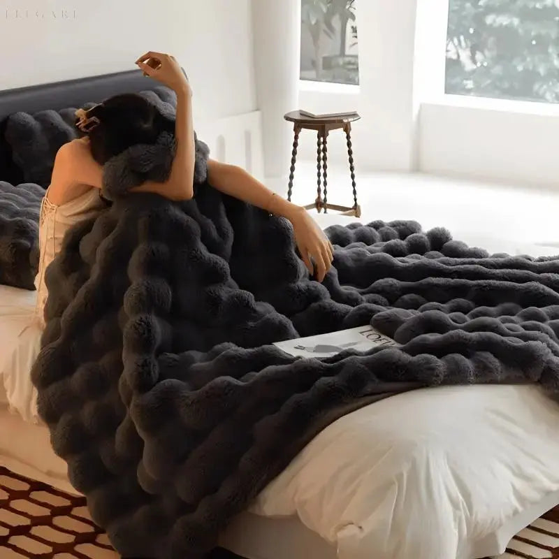 Plush Textured Throw Blanket for Couch & Bed – Oversized Soft Fleece Cover with Anti-Pilling Finish – Winter Warmth Layer for Living Room | Thomler