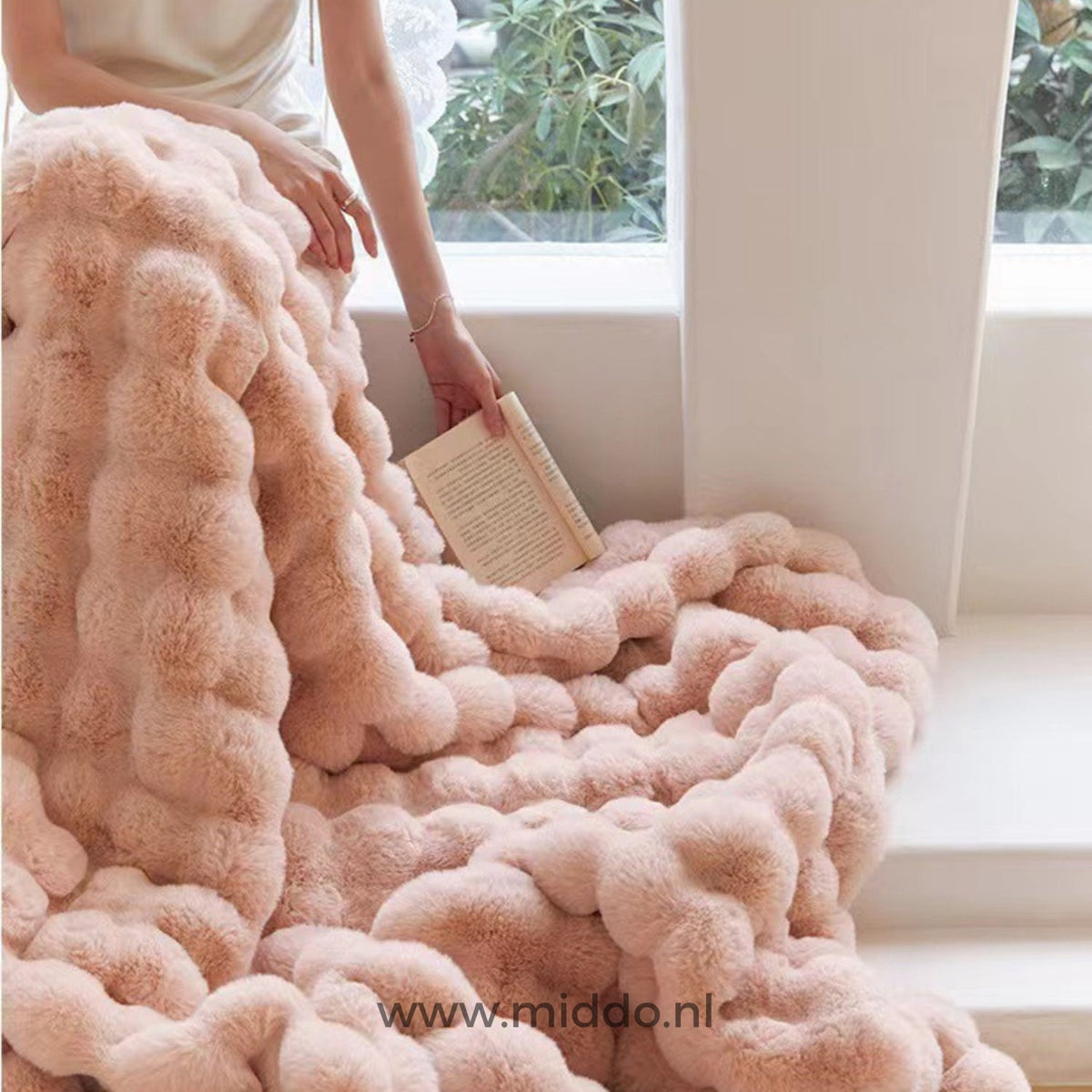 Ultra-Plush Sherpa Throw Blanket – Heavyweight Faux Fur, Cloud-Soft & Toasty for Winter Evenings | Thomler