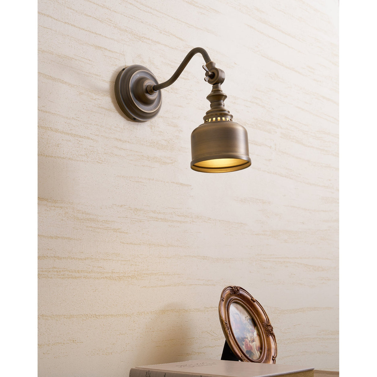 Adjustable Brass Wall Reading Light with Antique Finish – Flexible Sconce for Bedroom & Study | Thomler