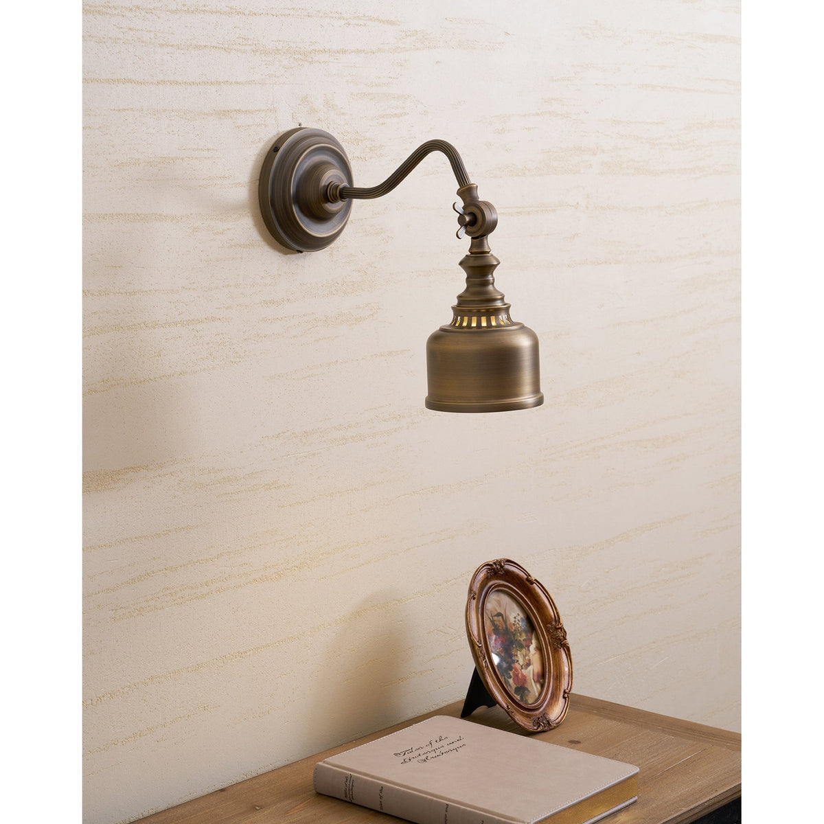 Adjustable Brass Wall Reading Light with Antique Finish – Flexible Sconce for Bedroom & Study | Thomler