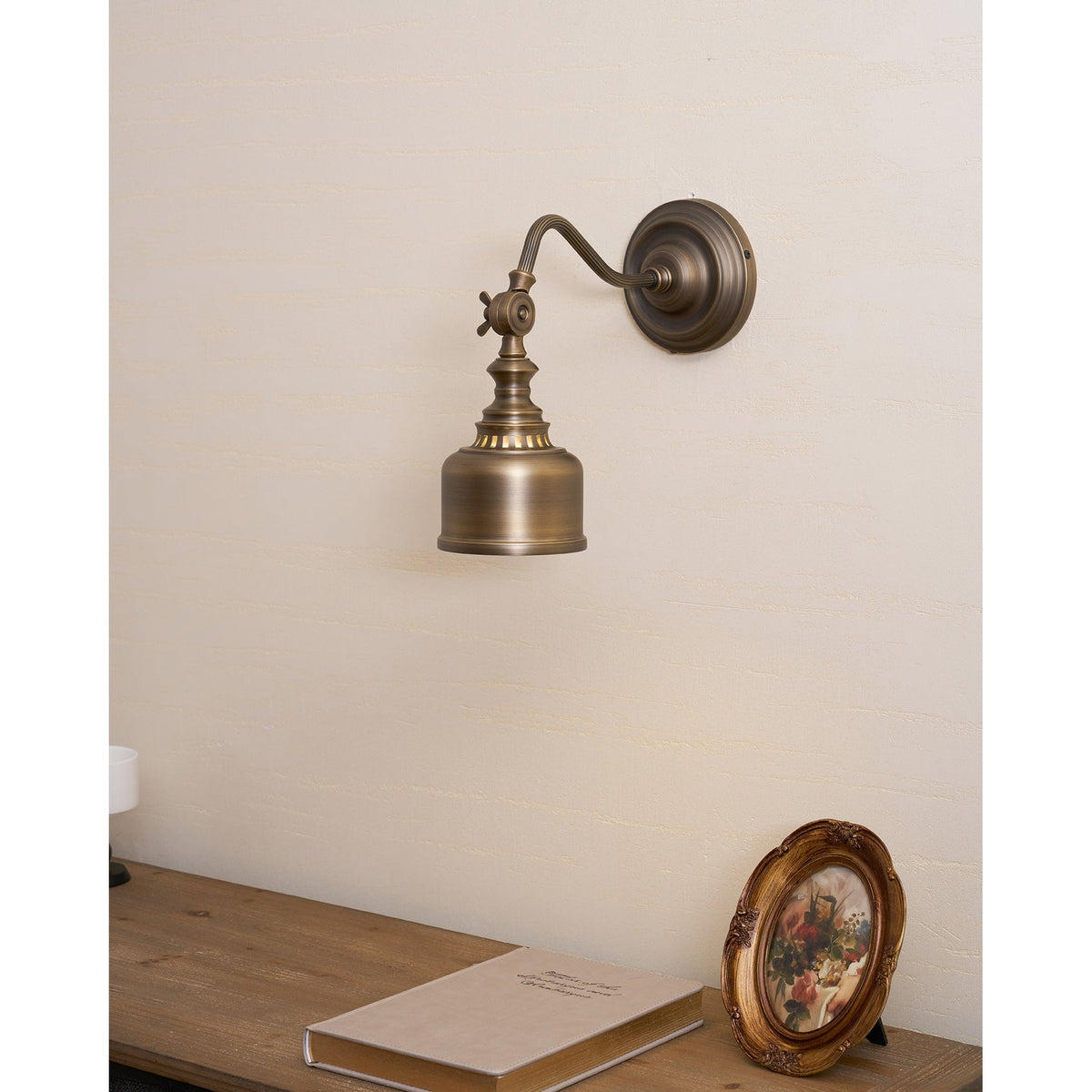 Adjustable Brass Wall Reading Light with Antique Finish – Flexible Sconce for Bedroom & Study | Thomler