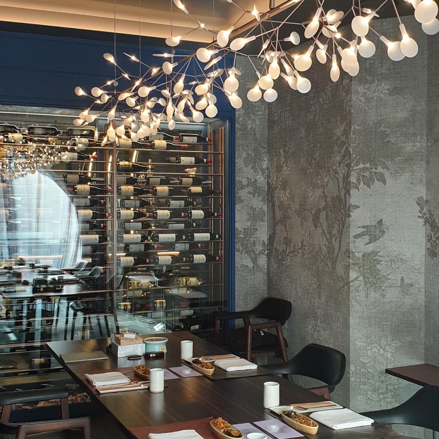 Chandelier Metal Acrylic LED 150.0 cm White Dining Room Sculptural Branch Ceiling Light Fixture | Thomler