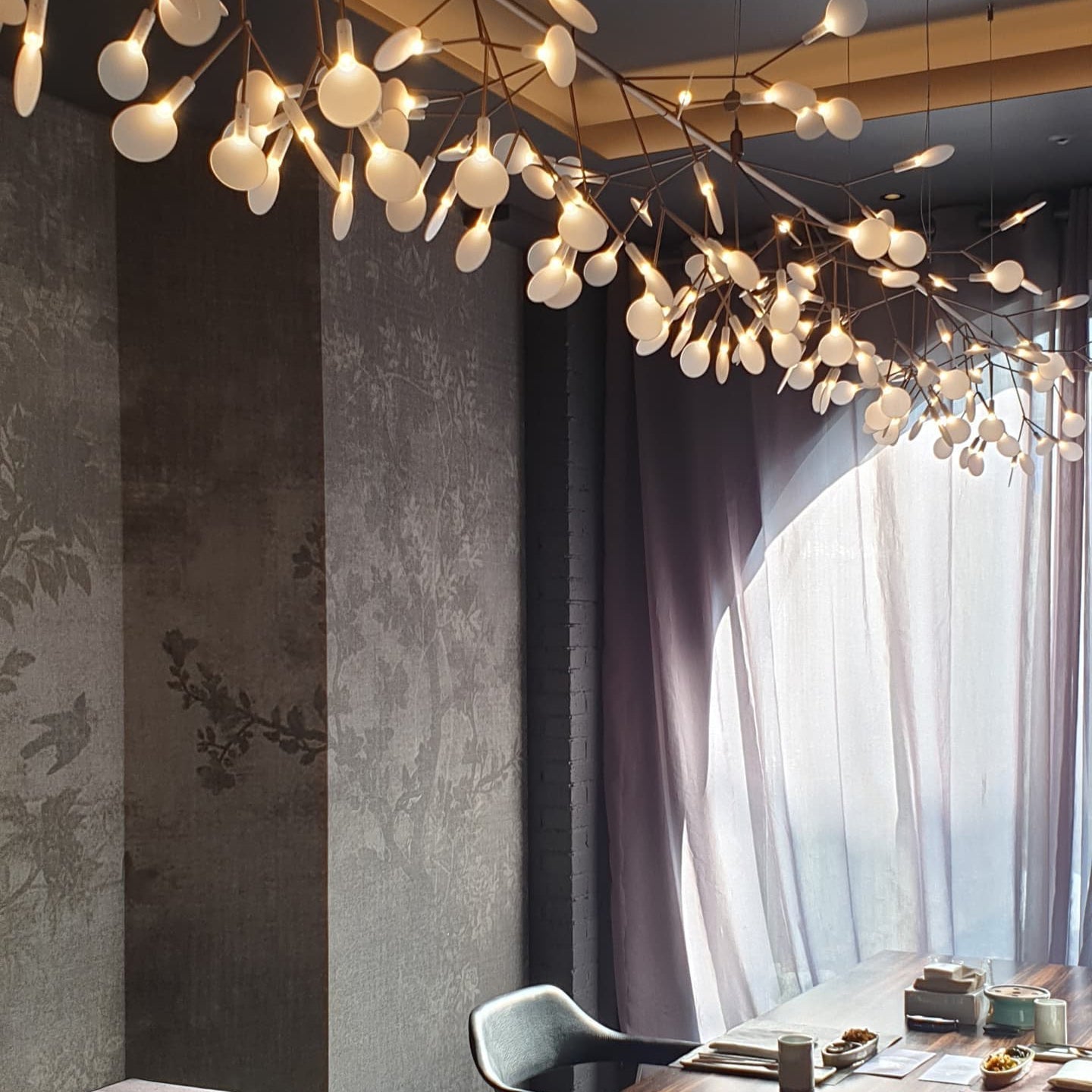 Chandelier Metal Acrylic LED 150.0 cm White Dining Room Sculptural Branch Ceiling Light Fixture | Thomler