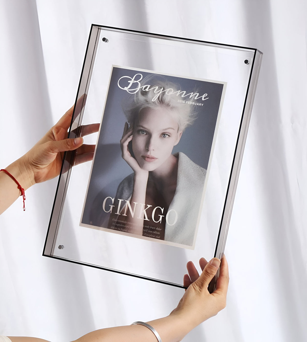 Clear Acrylic Photo Frame Stand – Frameless Floating Picture Holder for Desk & Wall Display – Modern Minimalist Design for Prints | Thomler