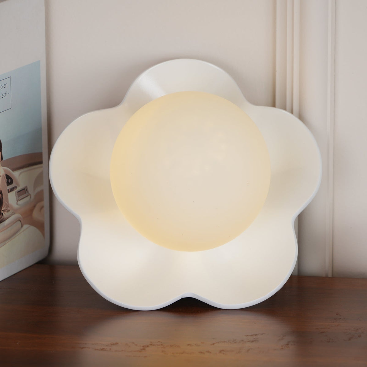 Flower-Shaped Resin Wall Sconce with Frosted Glass Shade – LED G9 Socket, Playful Modern Decor for Bedroom, Nursery & Living Room | Thomler
