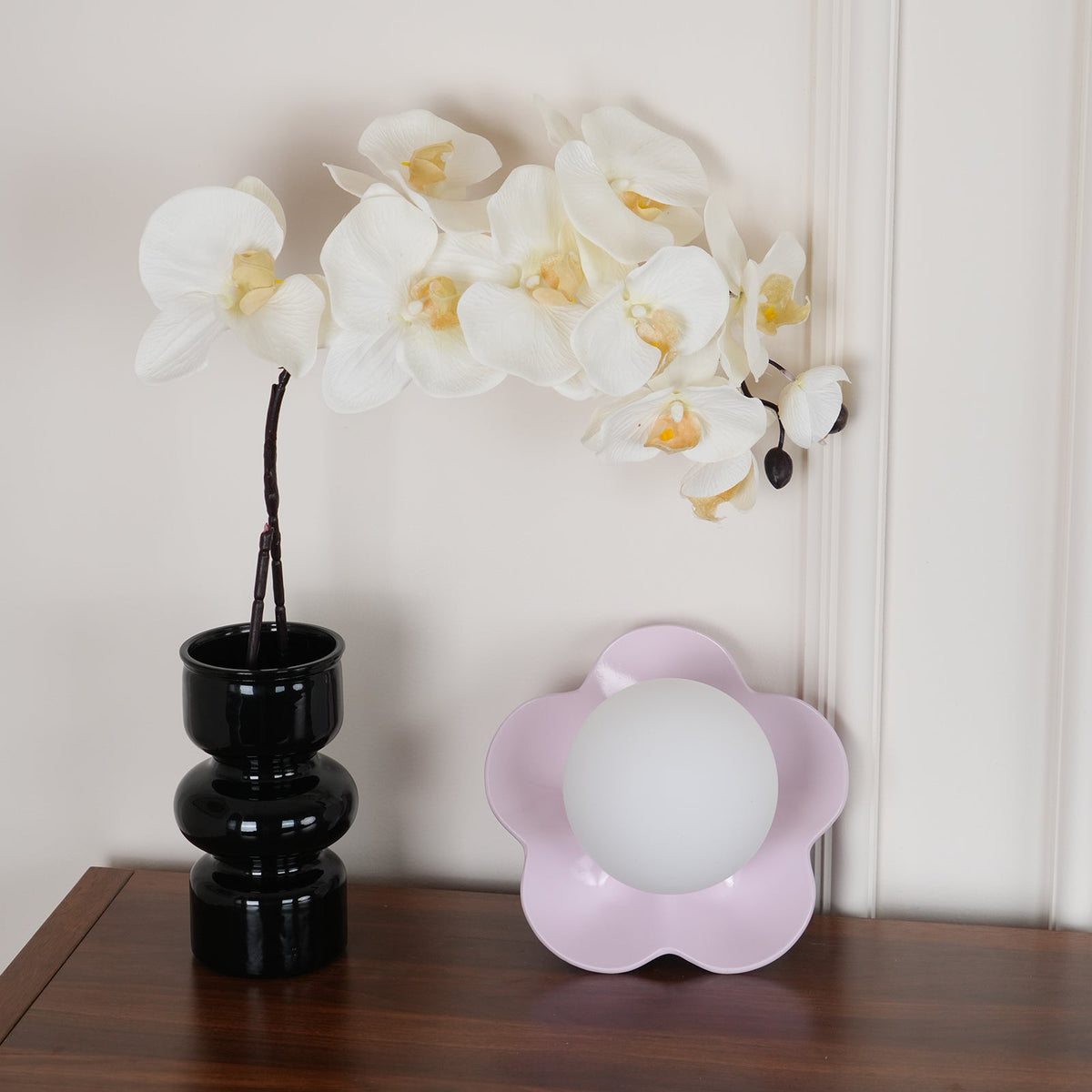 Flower-Shaped Resin Wall Sconce with Frosted Glass Shade – LED G9 Socket, Playful Modern Decor for Bedroom, Nursery & Living Room | Thomler