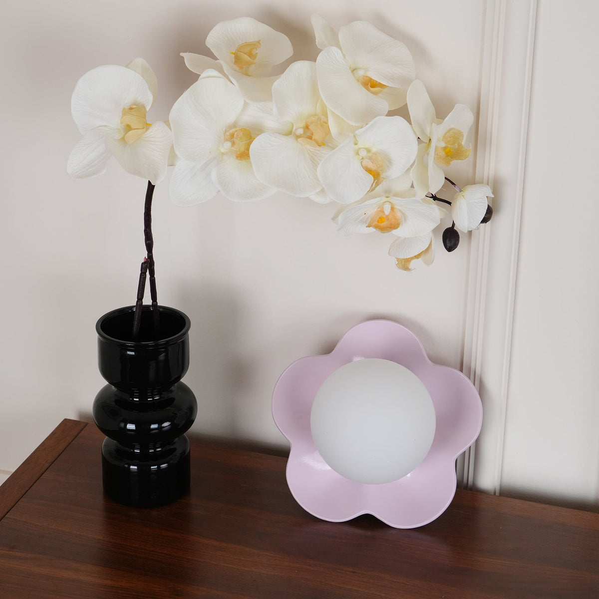 Flower-Shaped Resin Wall Sconce with Frosted Glass Shade – LED G9 Socket, Playful Modern Decor for Bedroom, Nursery & Living Room | Thomler