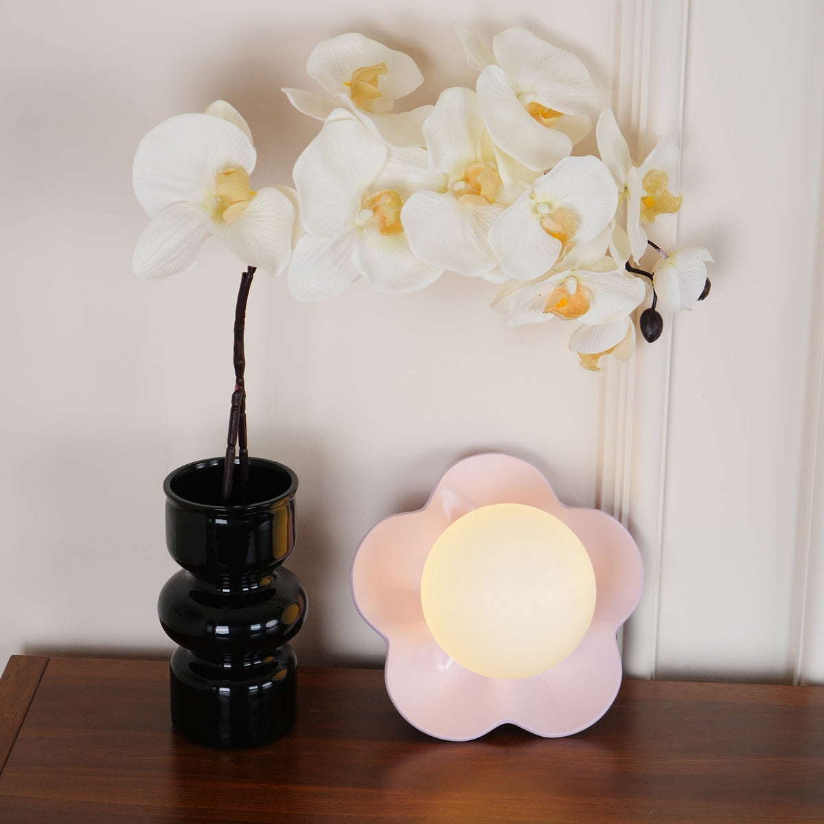 Flower-Shaped Resin Wall Sconce with Frosted Glass Shade – LED G9 Socket, Playful Modern Decor for Bedroom, Nursery & Living Room | Thomler