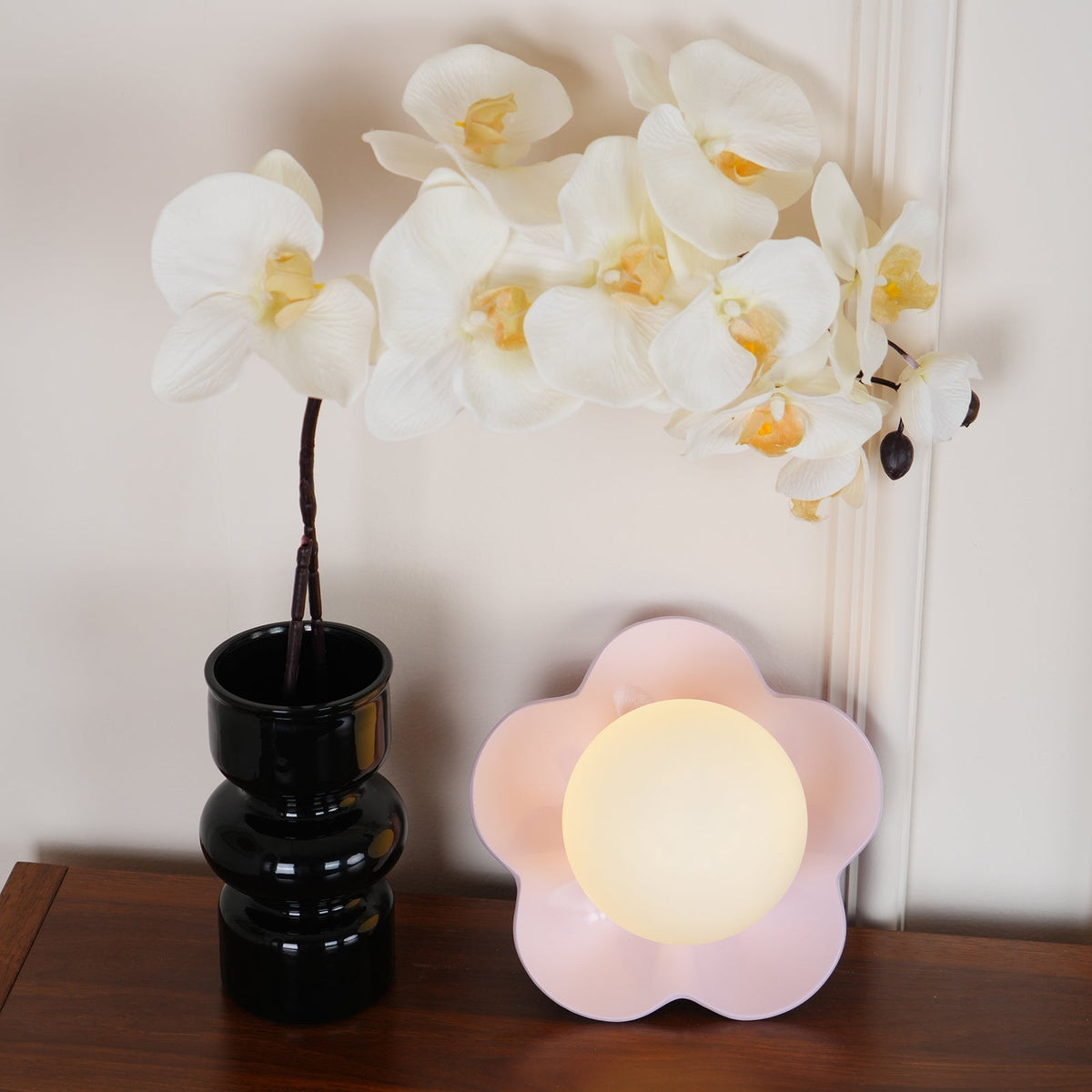 Flower-Shaped Resin Wall Sconce with Frosted Glass Shade – LED G9 Socket, Playful Modern Decor for Bedroom, Nursery & Living Room | Thomler