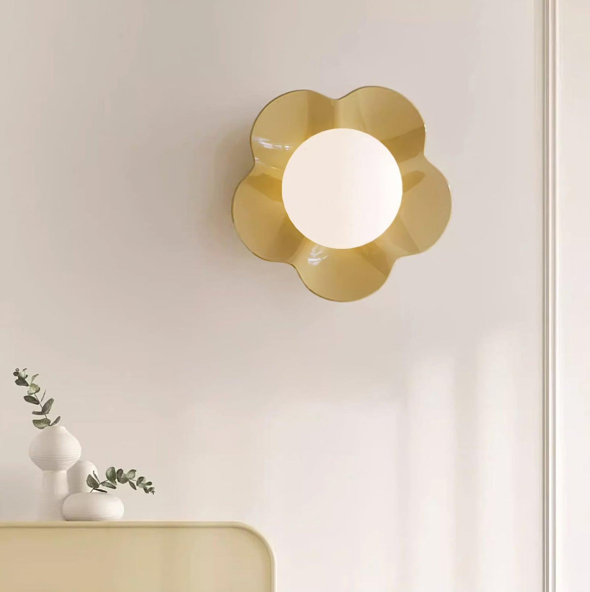 Flower-Shaped Resin Wall Sconce with Frosted Glass Shade – LED G9 Socket, Playful Modern Decor for Bedroom, Nursery & Living Room | Thomler