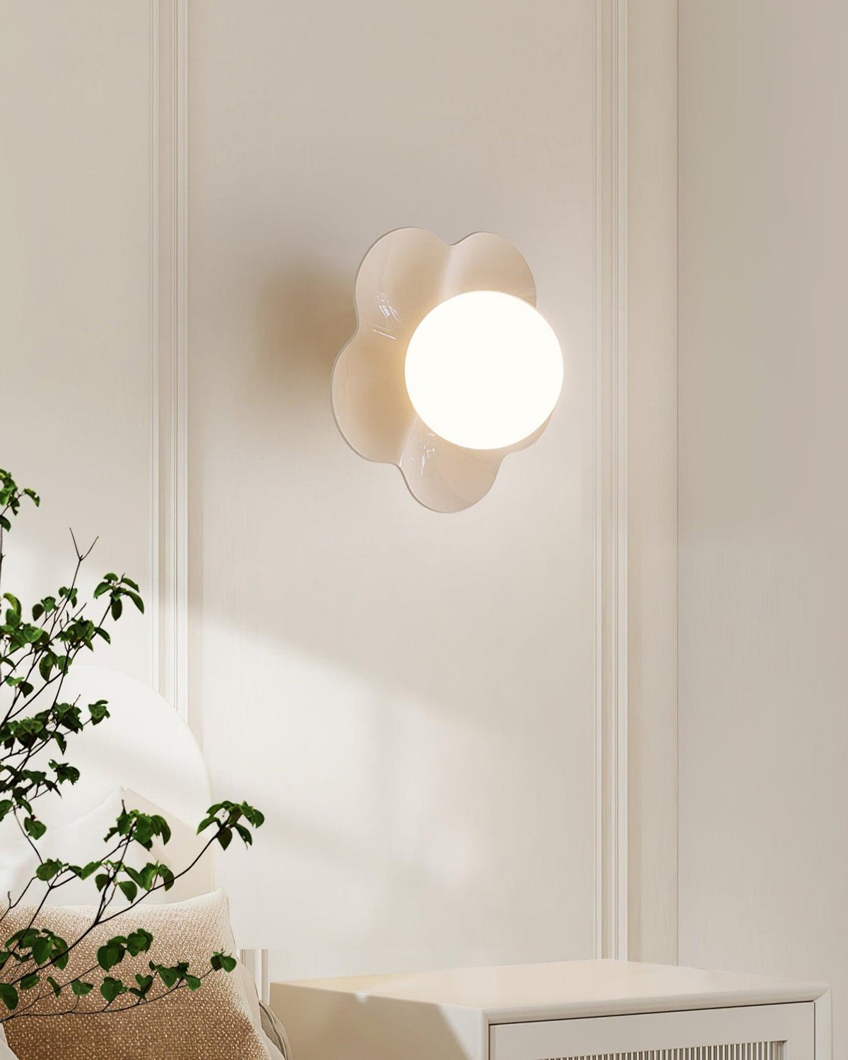 Flower-Shaped Resin Wall Sconce with Frosted Glass Shade – LED G9 Socket, Playful Modern Decor for Bedroom, Nursery & Living Room | Thomler