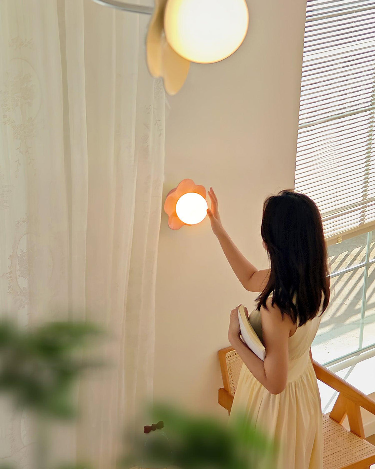 Flower-Shaped Resin Wall Sconce with Frosted Glass Shade – LED G9 Socket, Playful Modern Decor for Bedroom, Nursery & Living Room | Thomler