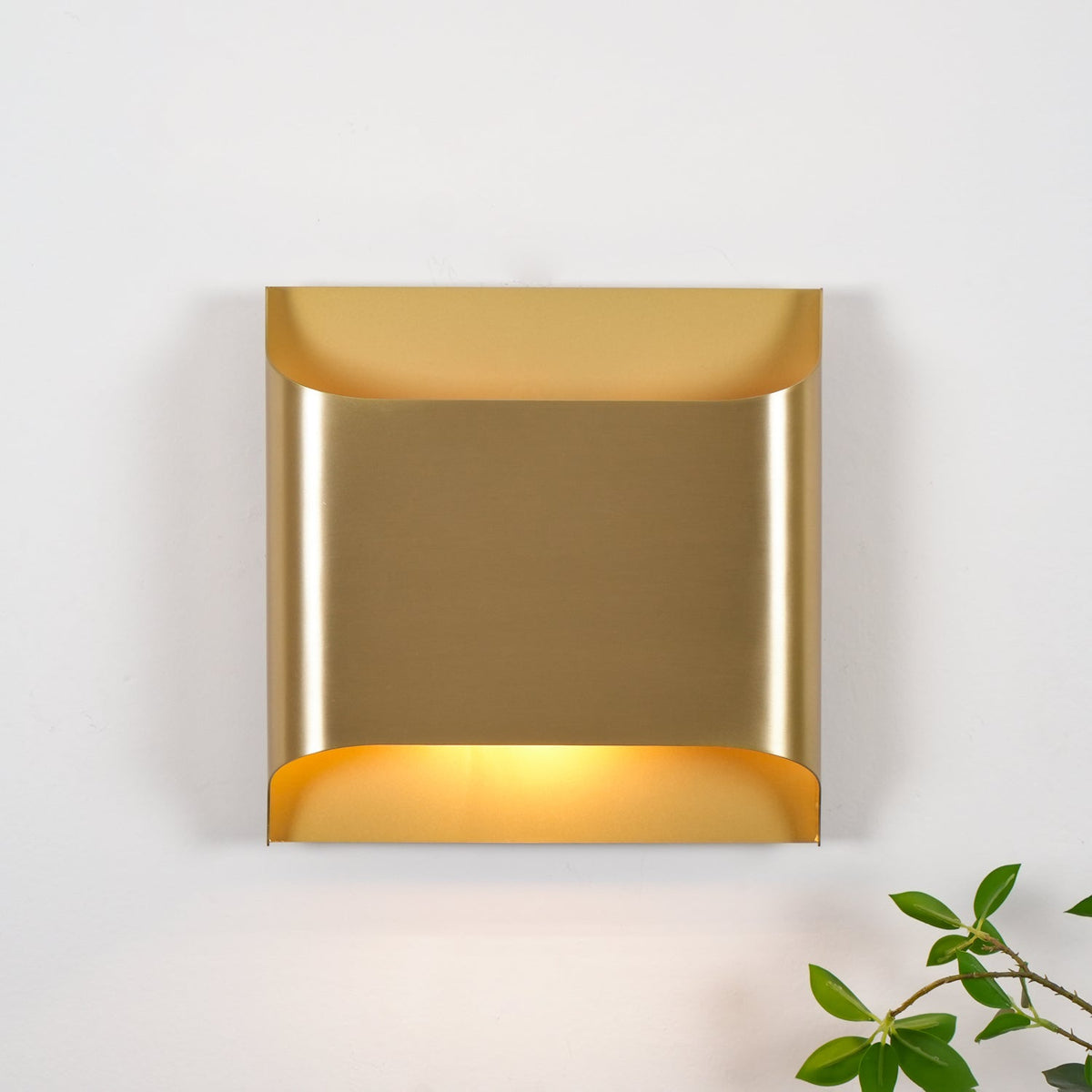 Contemporary Brass Cylinder Wall Light Fixture for Modern Interiors | Thomler